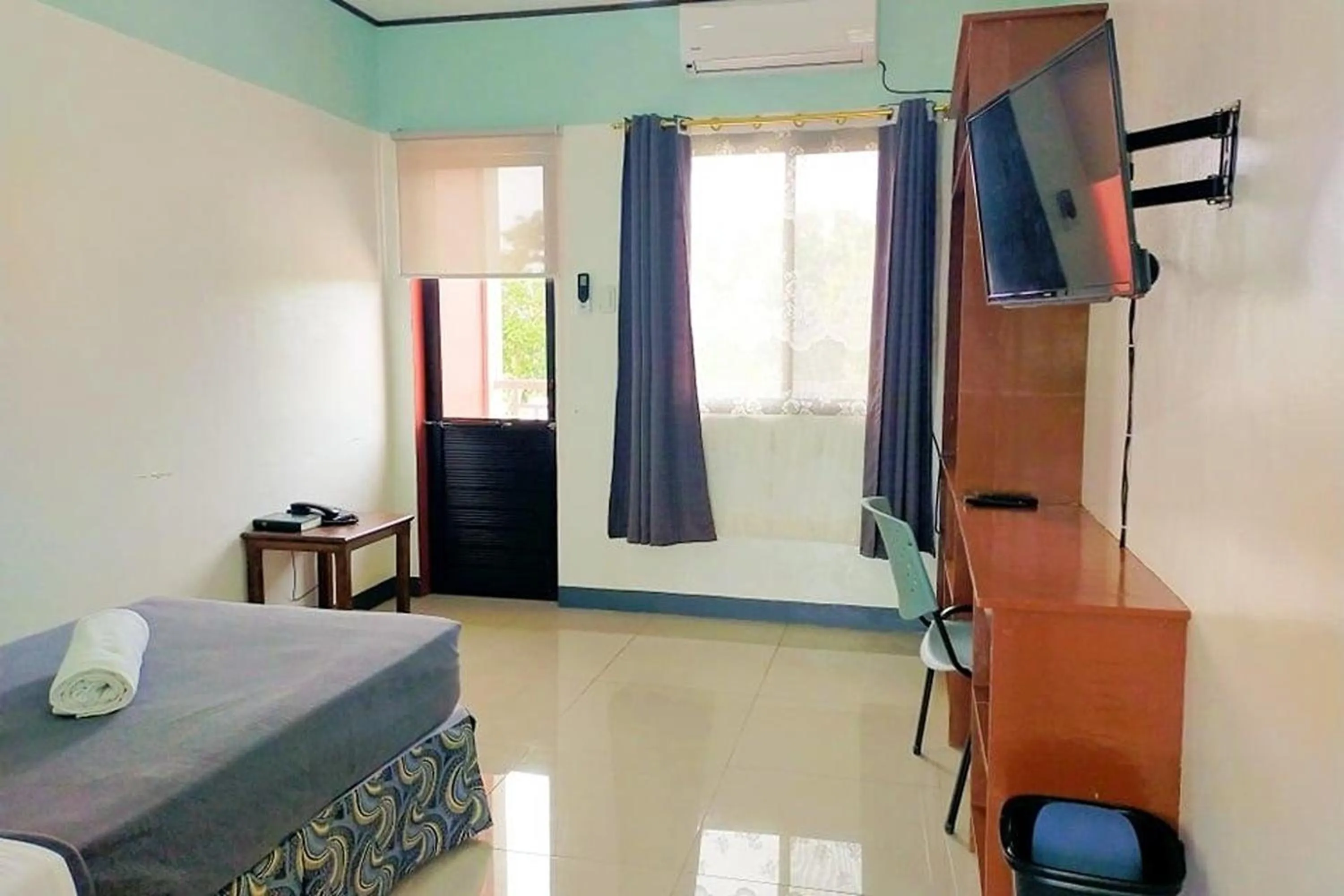 Bed in EC Hotel near Laoag Airport