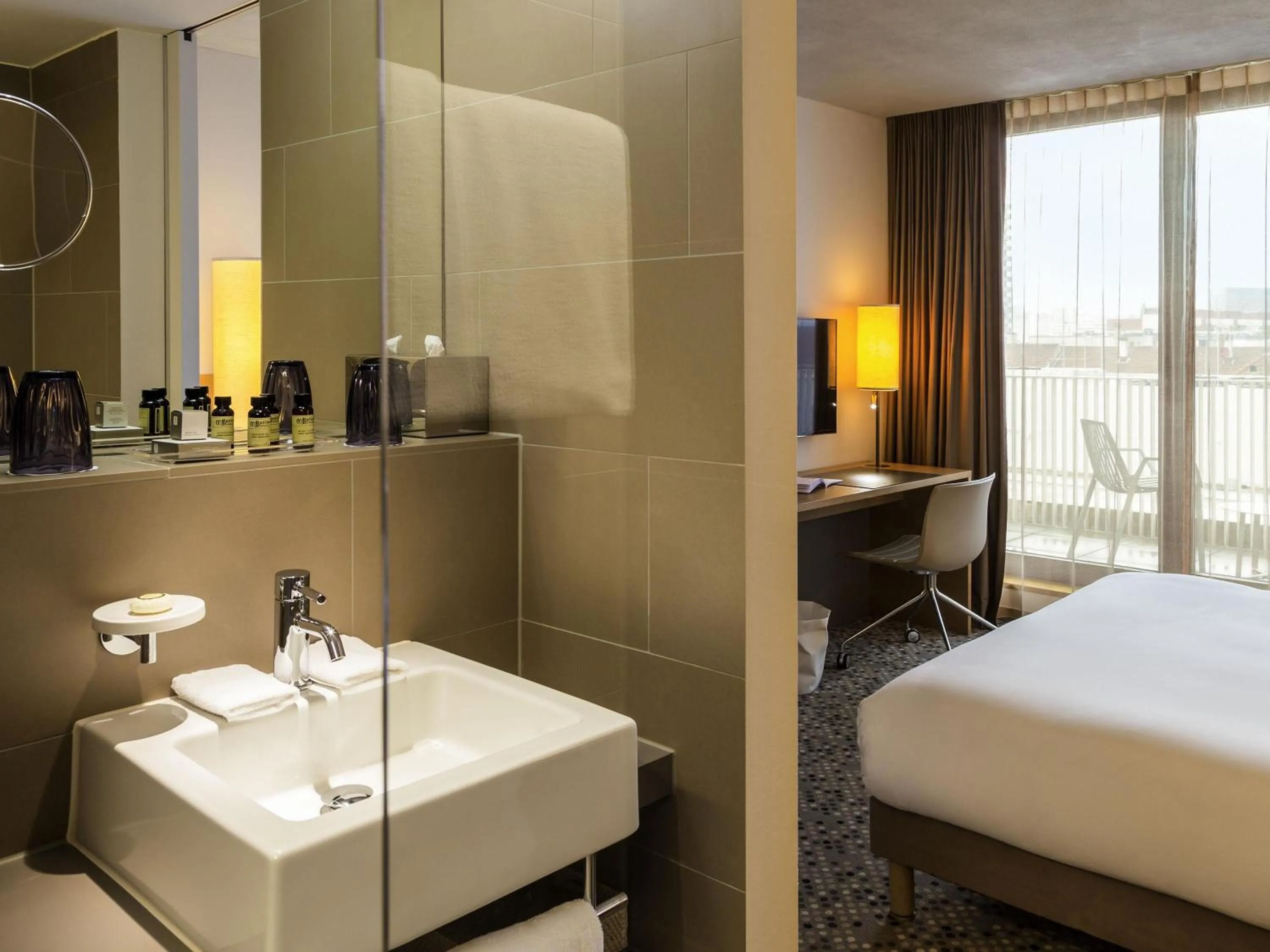 Bedroom, Bed in Pullman Basel Europe