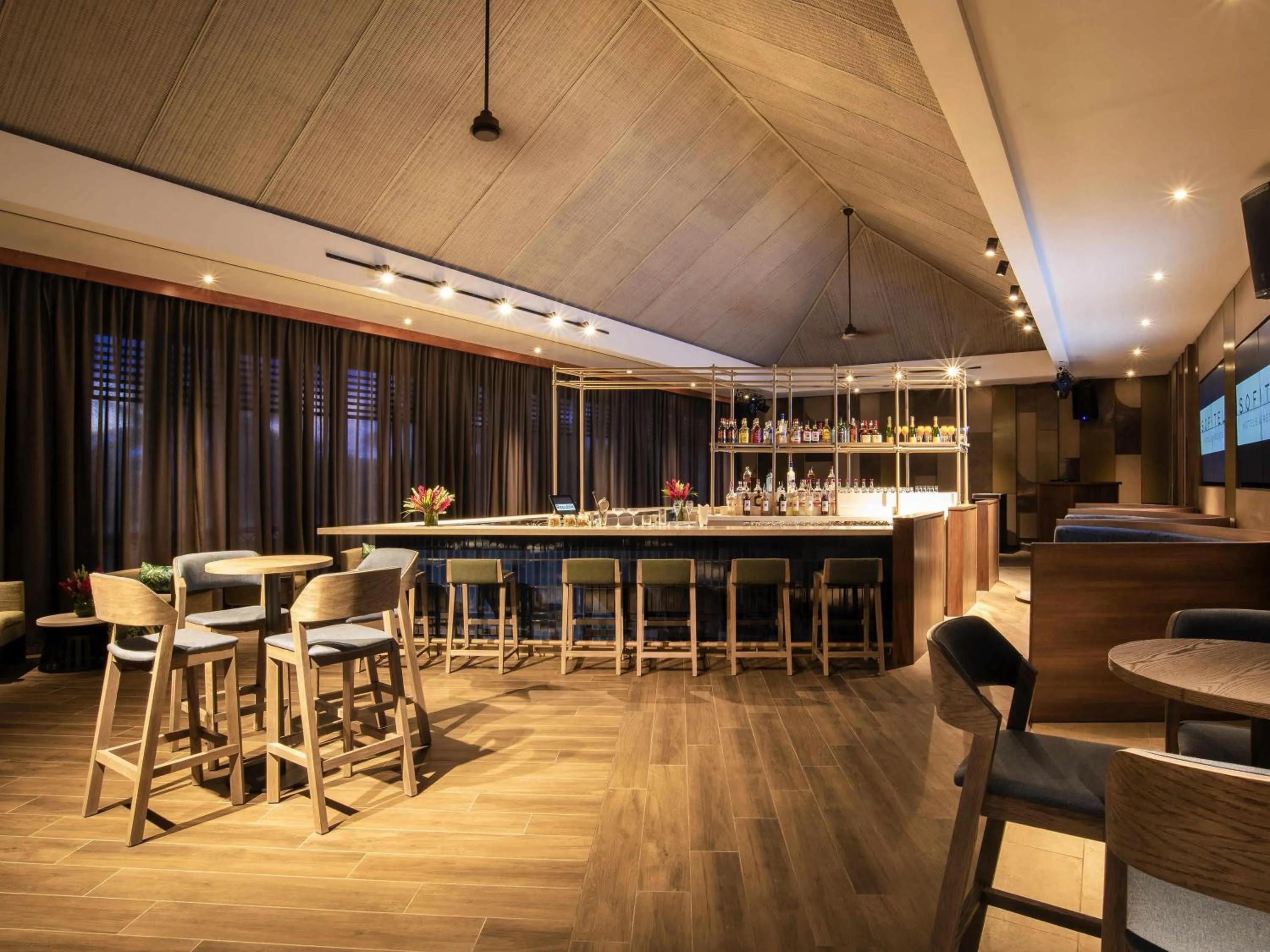 Lounge or bar in Sofitel Fiji Resort & Spa