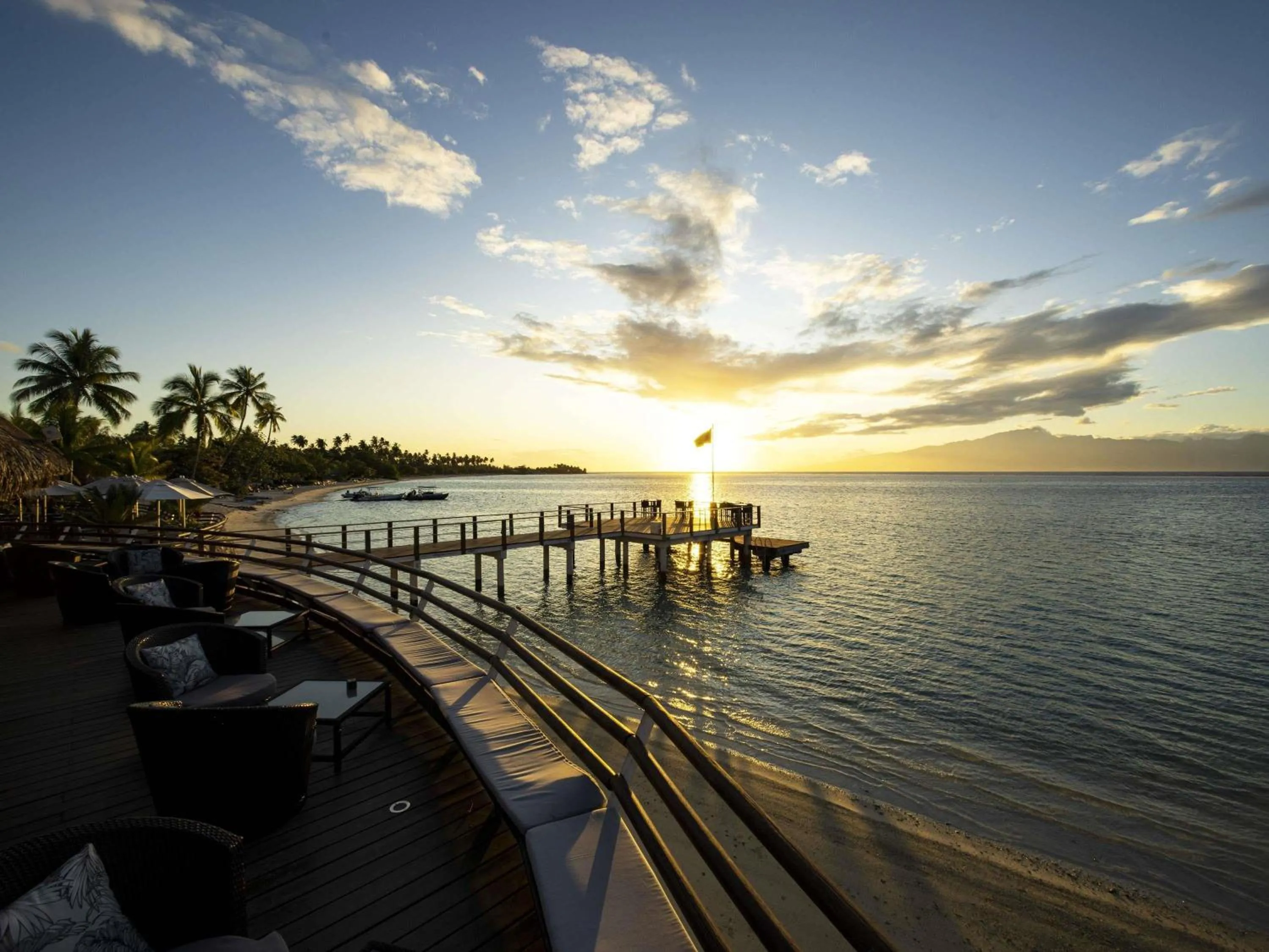 Lounge or bar in Sofitel Kia Ora Moorea Beach Resort