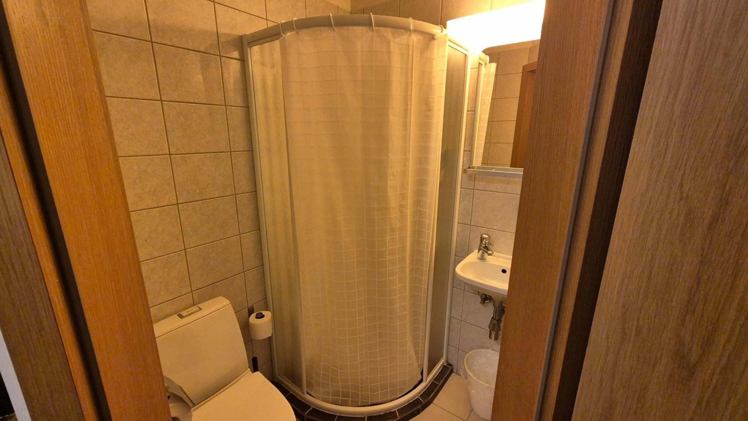 Shower in Kirkjufell Hotel by Snæfellsnes Peninsula West Iceland - Grundarfjordur