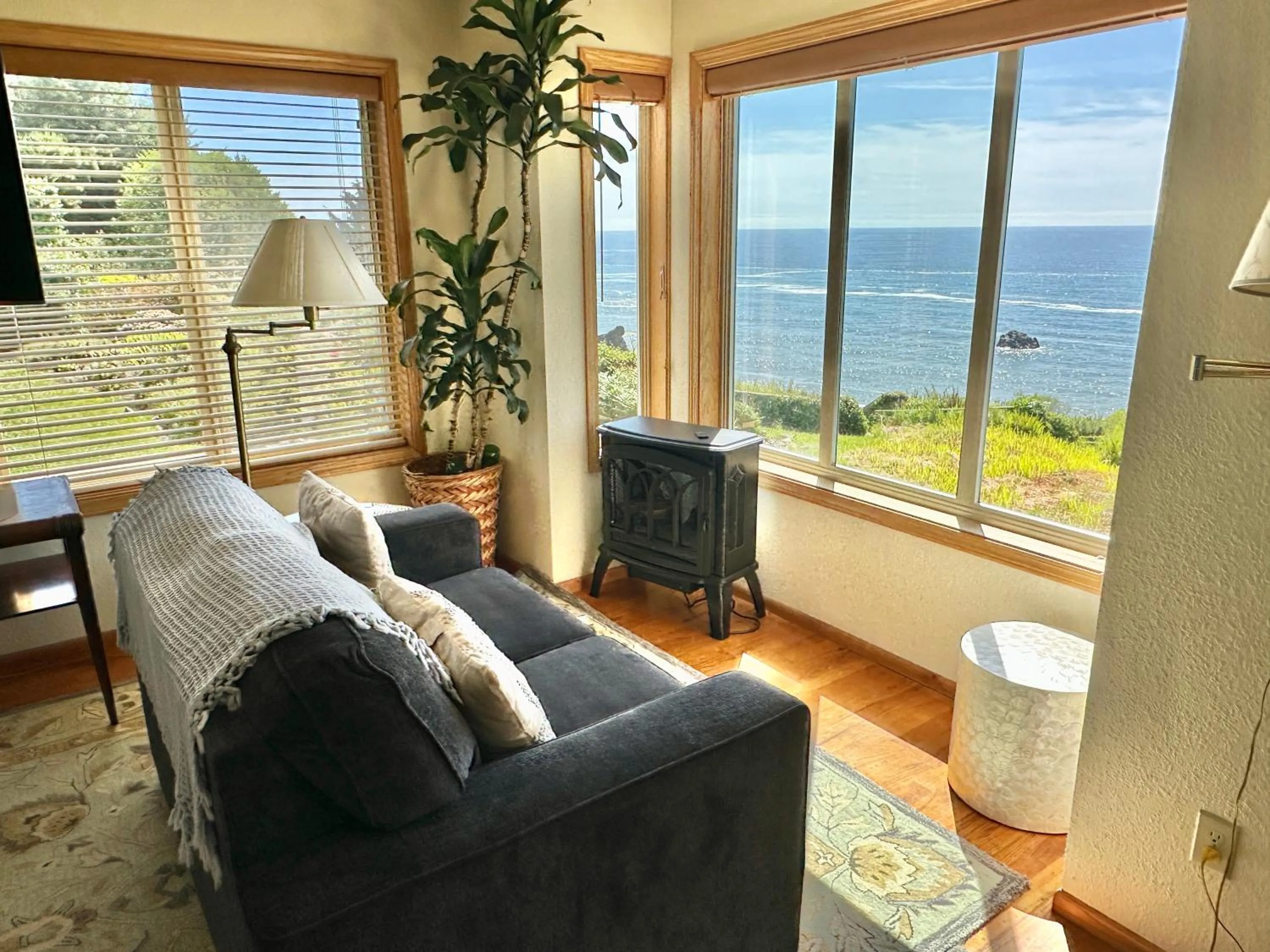 Turtle Rocks Oceanfront Inn