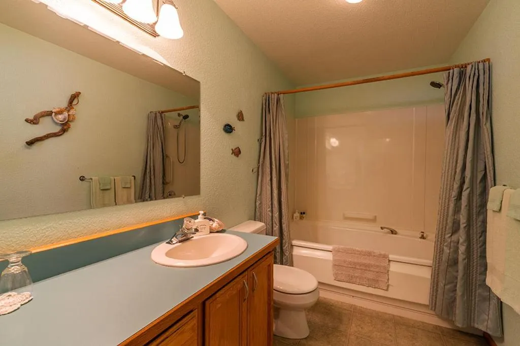 Shower in Turtle Rocks Oceanfront Inn