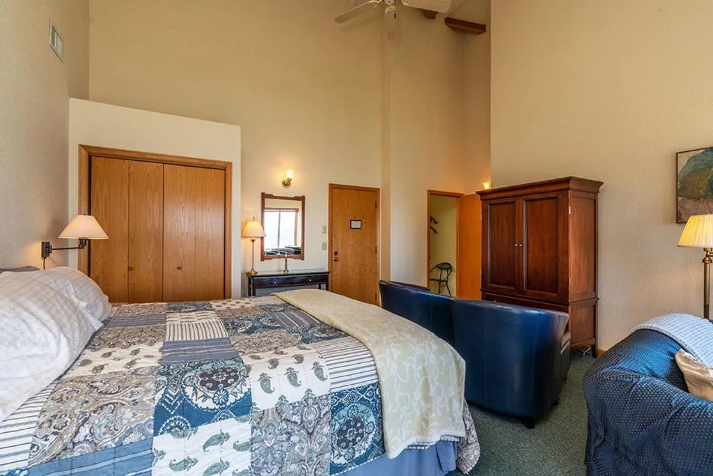 Bedroom, Bed in Turtle Rocks Oceanfront Inn