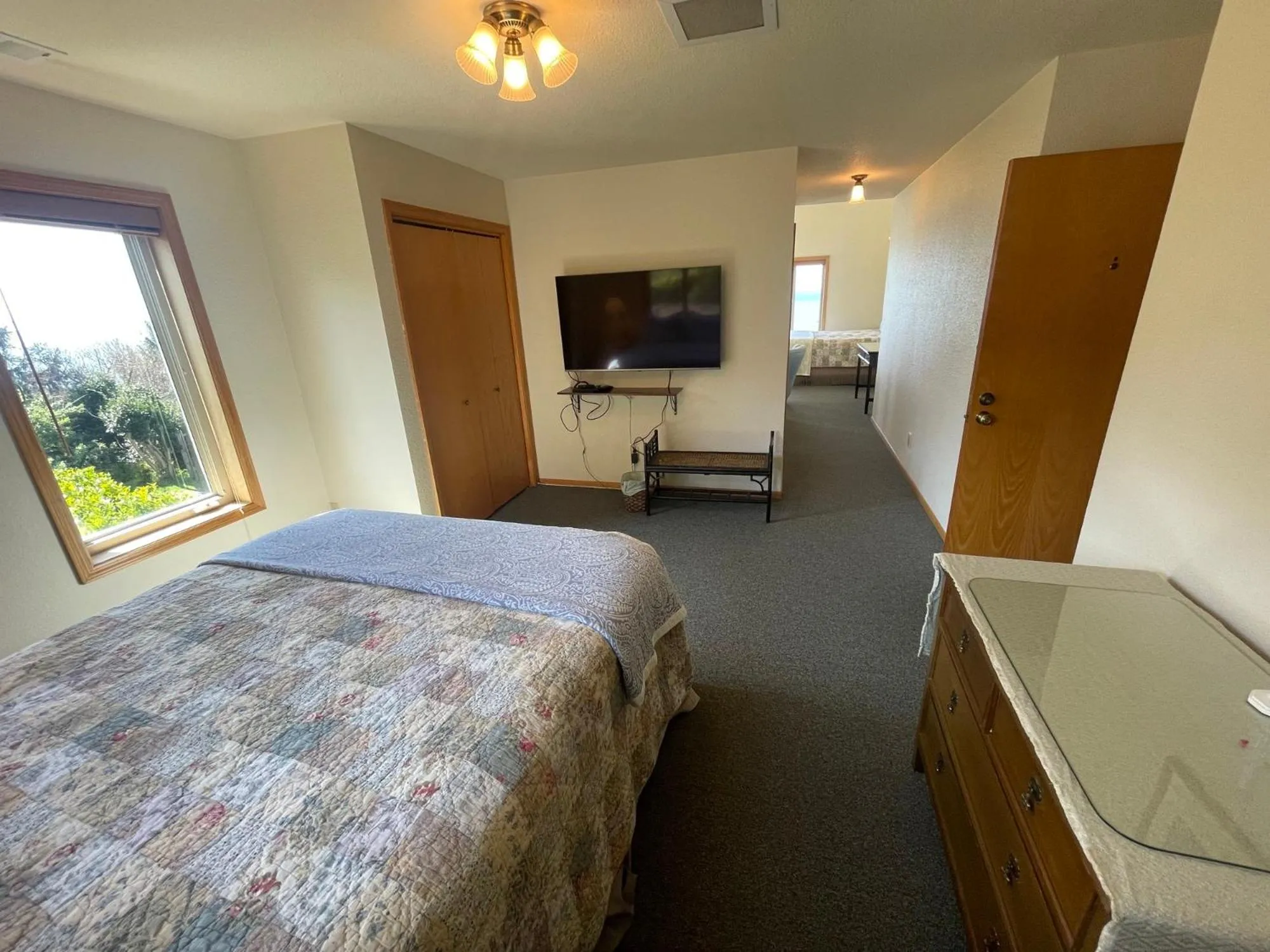 Bed in Turtle Rocks Oceanfront Inn