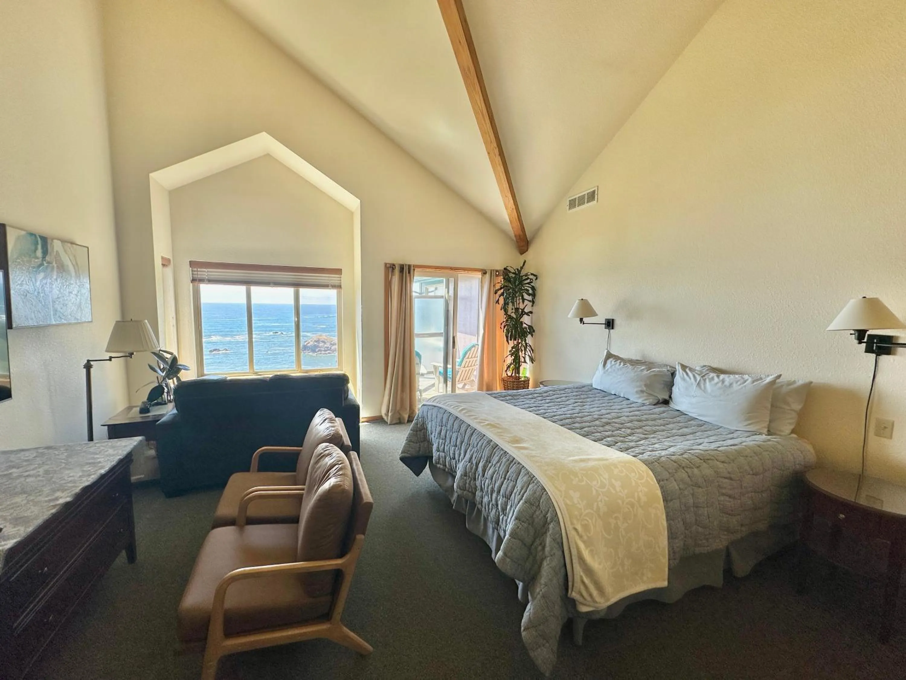 Bed in Turtle Rocks Oceanfront Inn