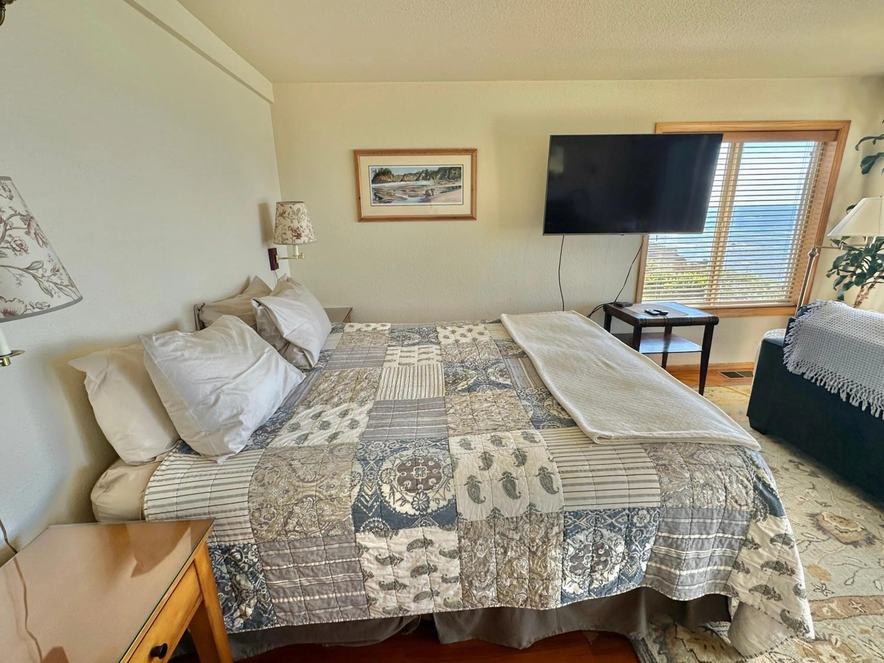 Bed in Turtle Rocks Oceanfront Inn