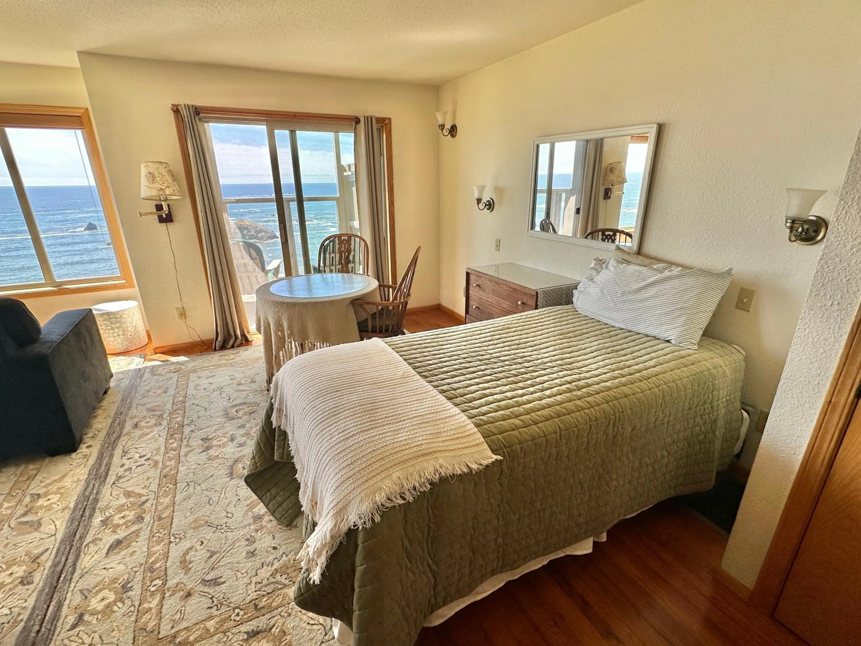 Bed in Turtle Rocks Oceanfront Inn