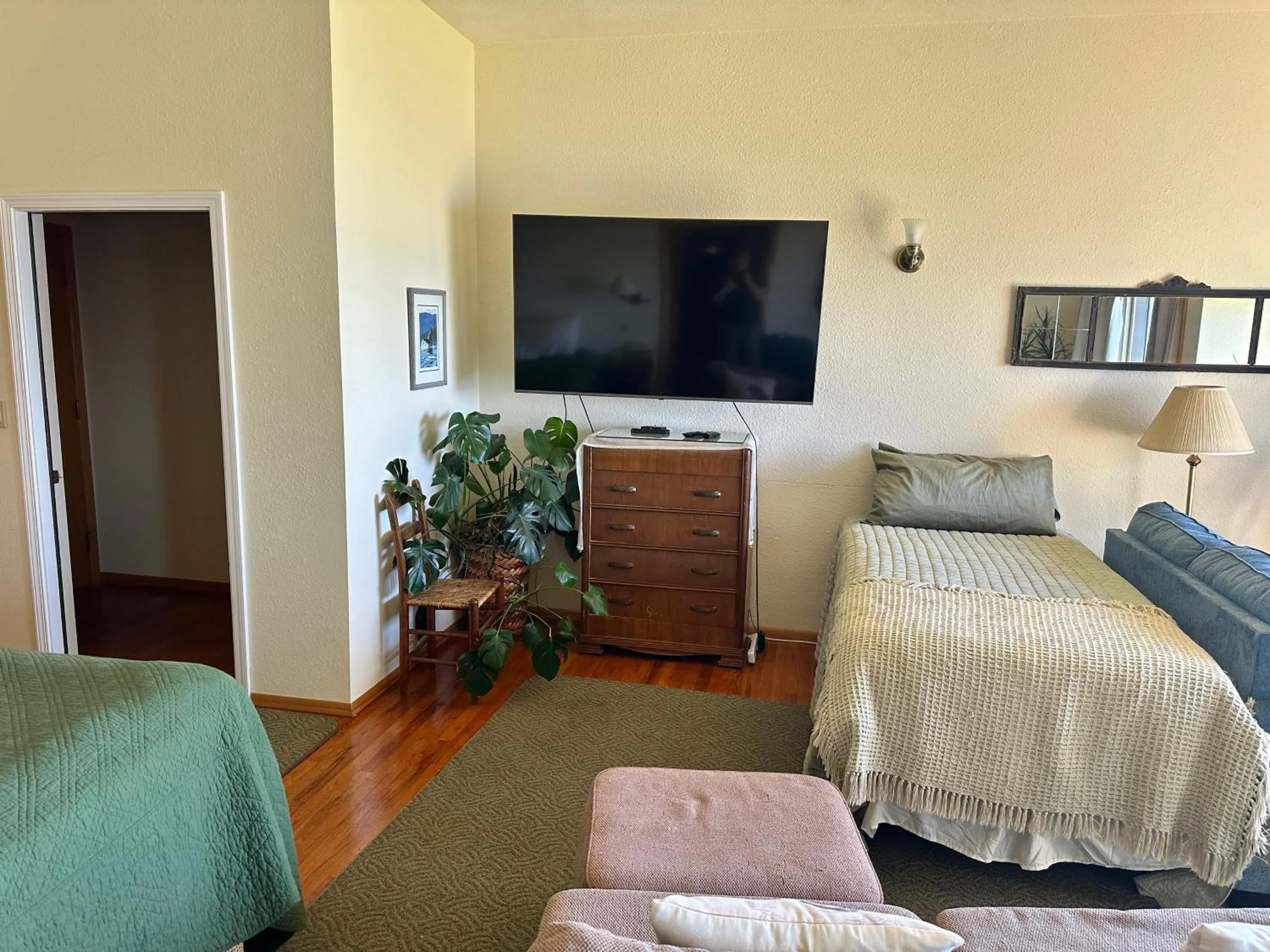 Bed in Turtle Rocks Oceanfront Inn