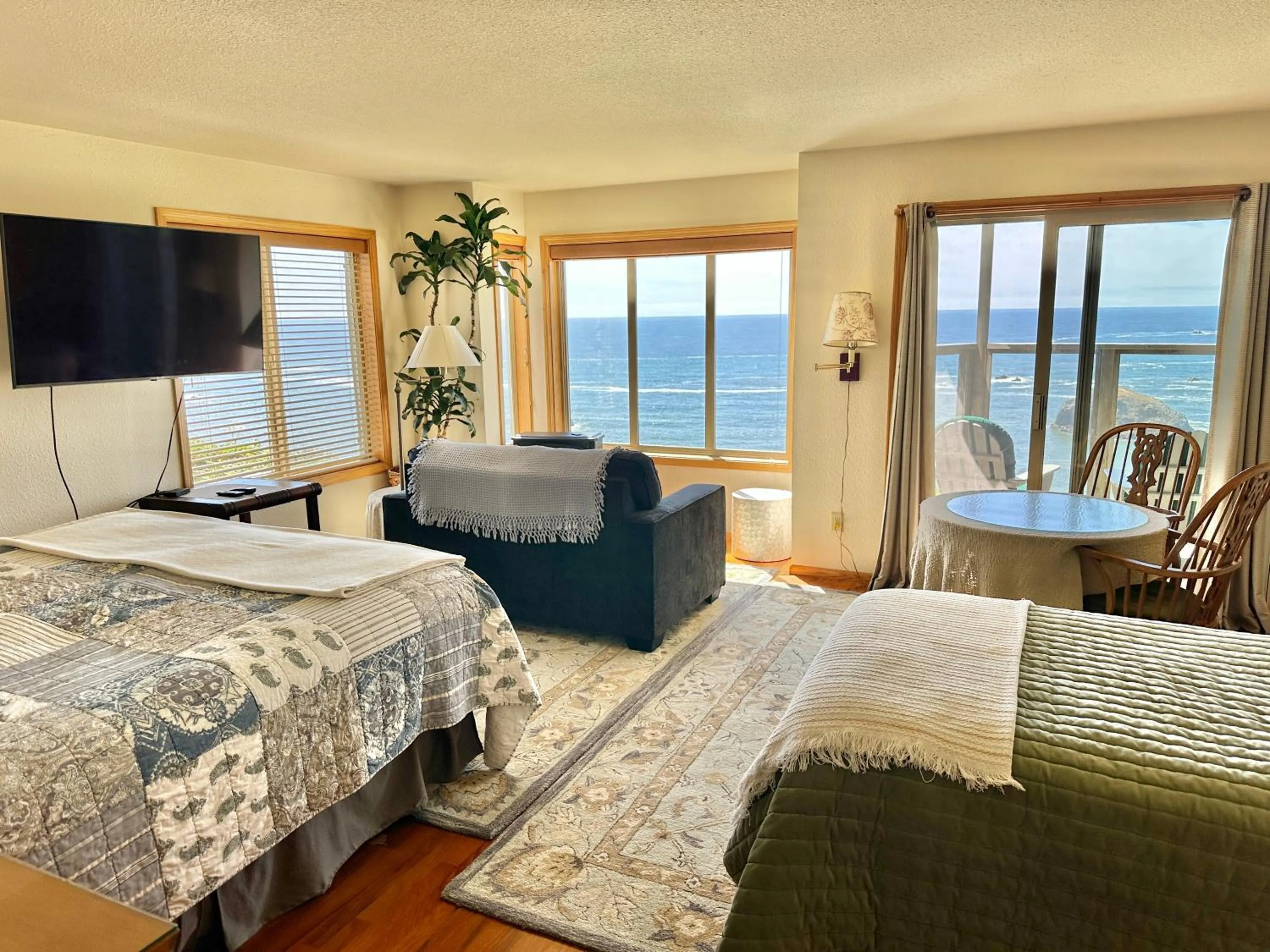 Bed in Turtle Rocks Oceanfront Inn