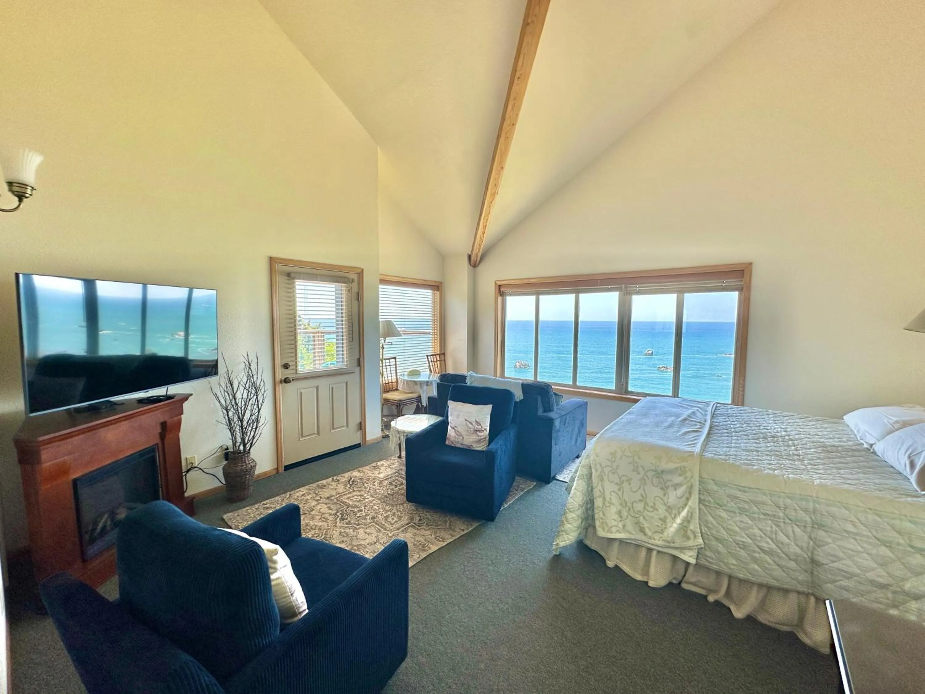 Bed in Turtle Rocks Oceanfront Inn