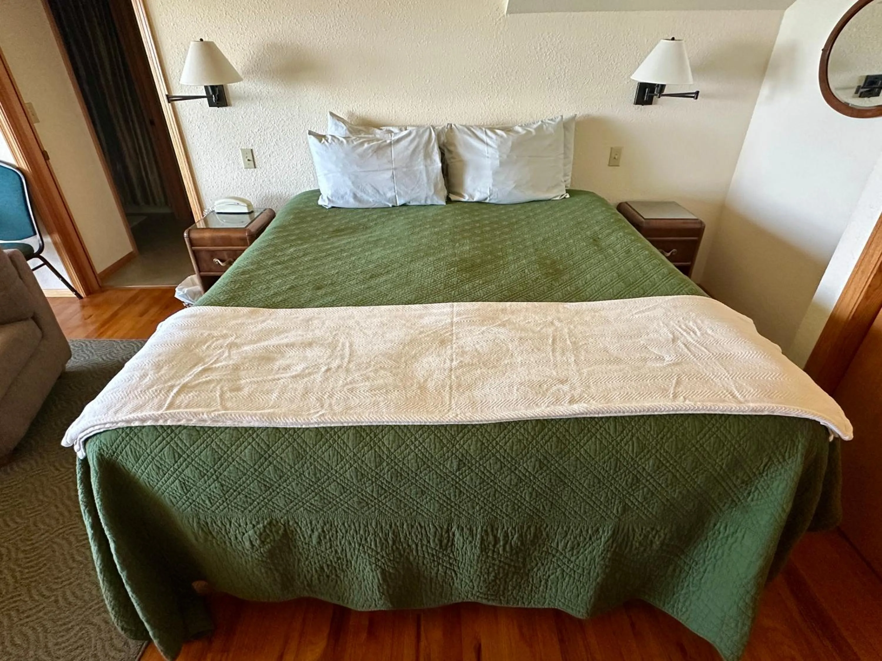 Bed in Turtle Rocks Oceanfront Inn