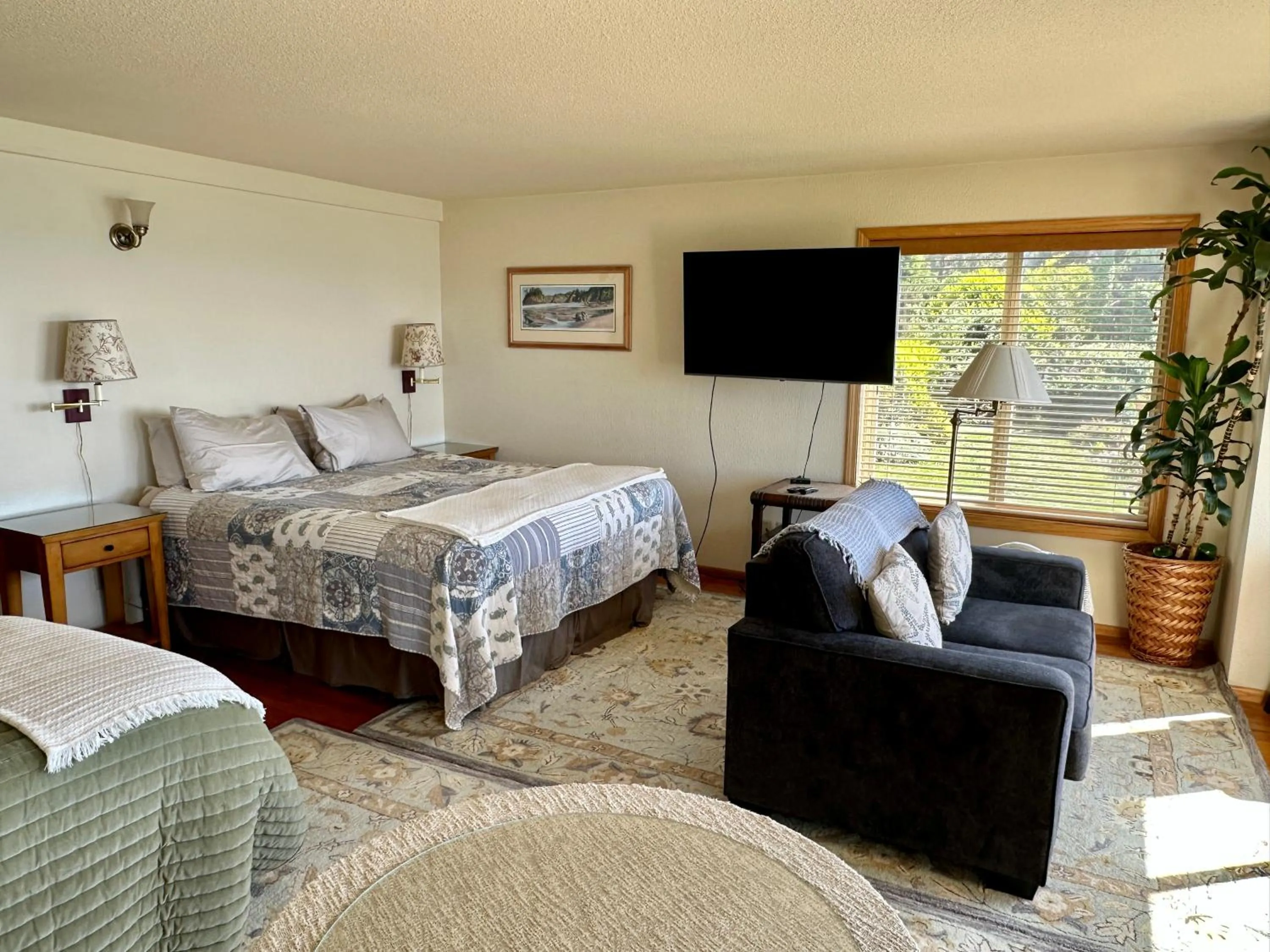 Bed in Turtle Rocks Oceanfront Inn