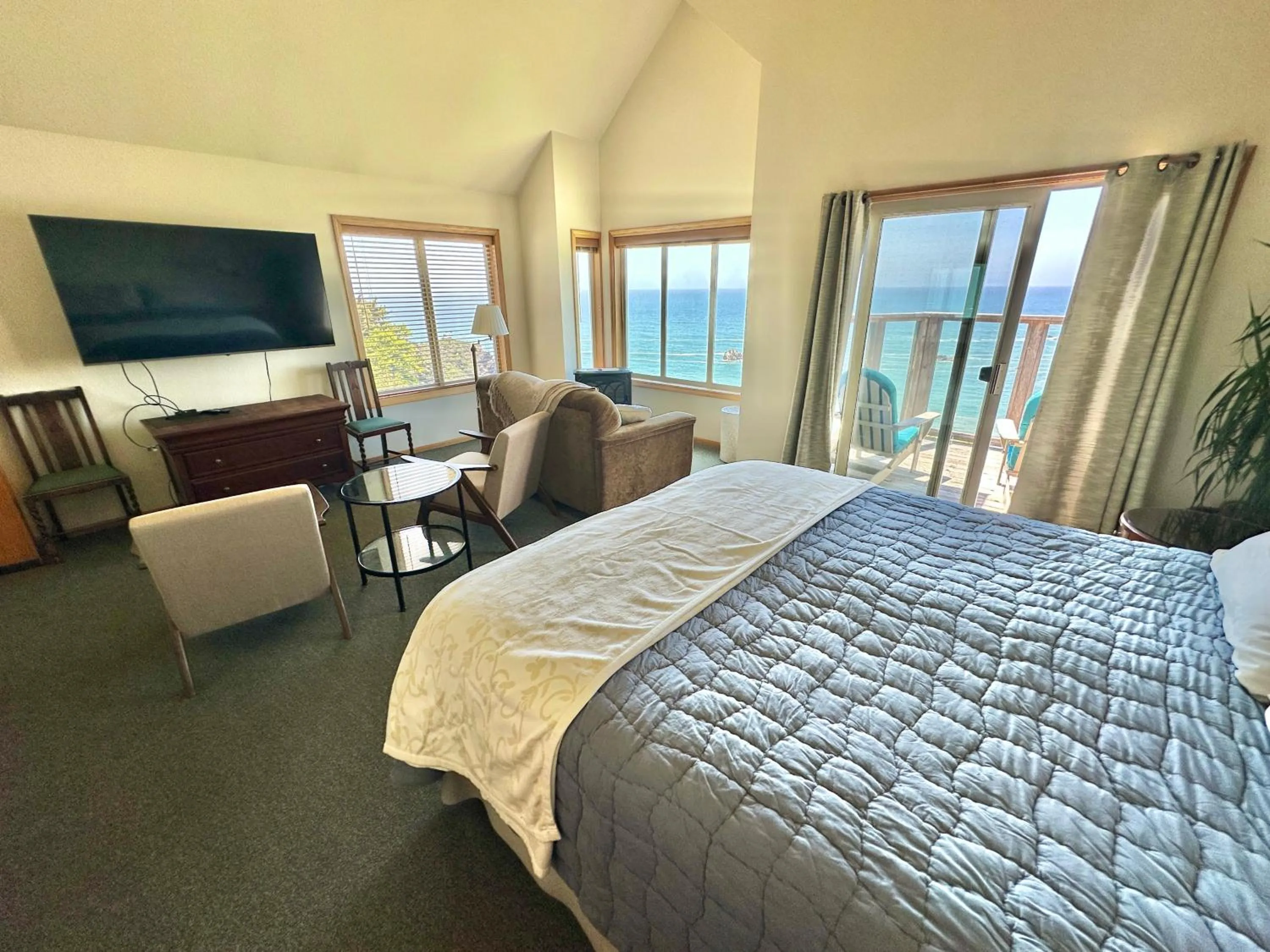 Bed in Turtle Rocks Oceanfront Inn