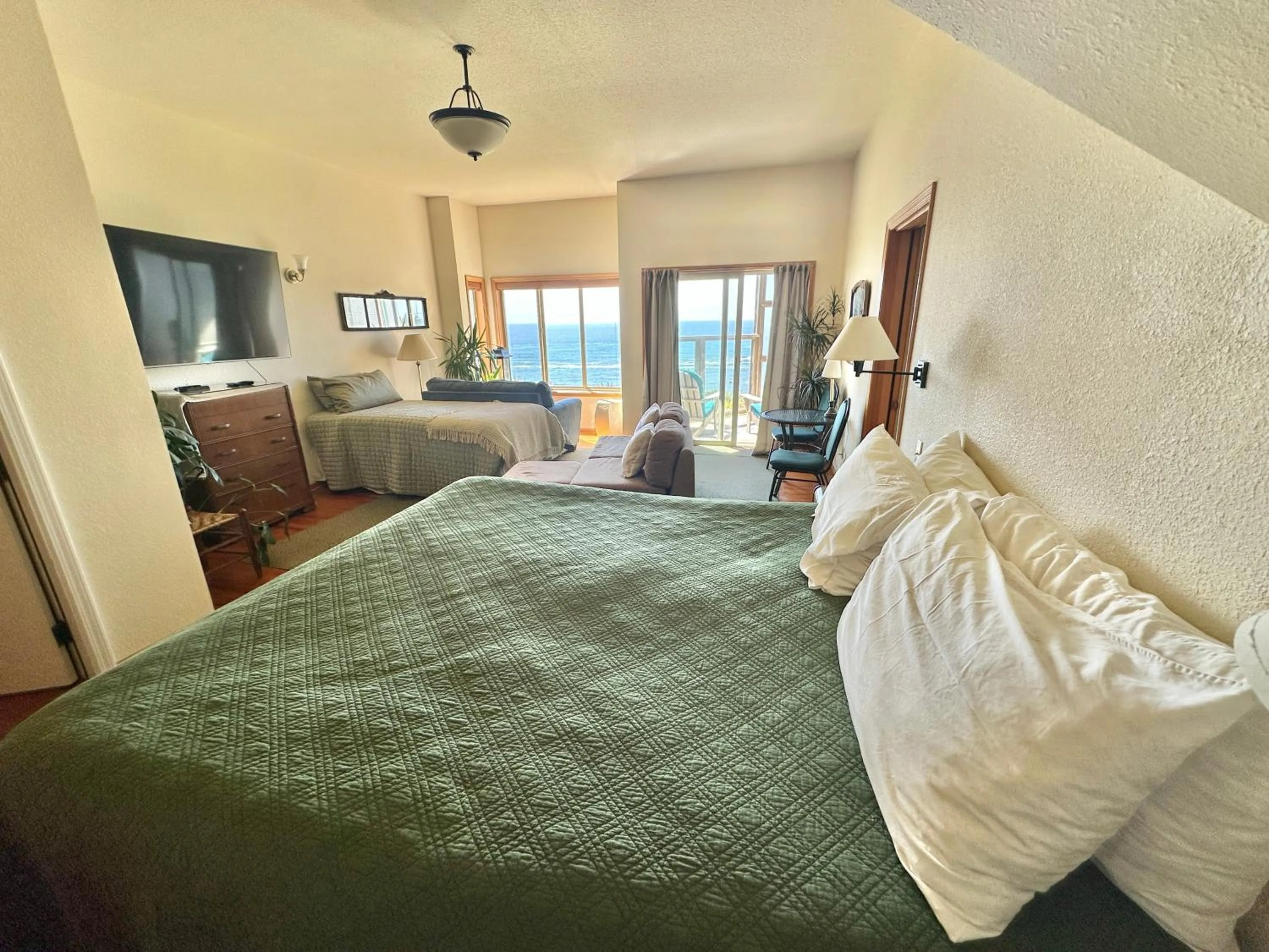 Bed in Turtle Rocks Oceanfront Inn