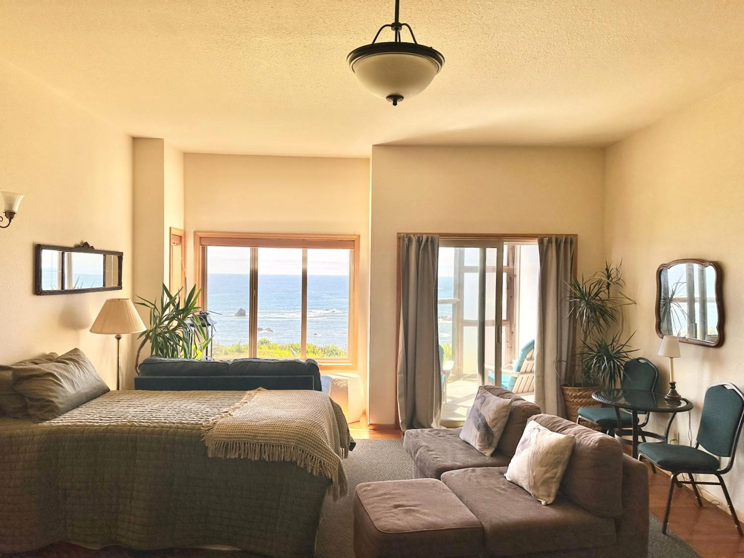 Bed in Turtle Rocks Oceanfront Inn