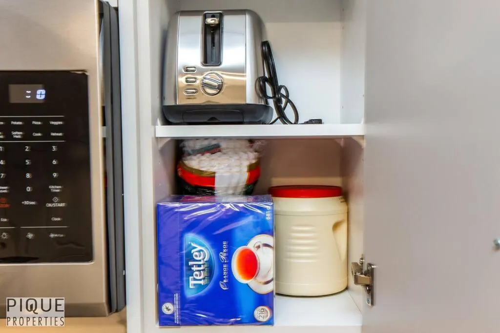 *NEW* Modern Suite King Bed! Netflix! Sleeps 4!