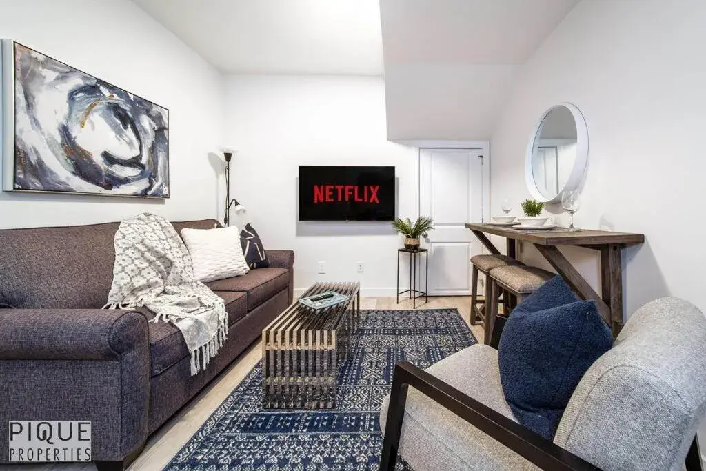 *NEW* Modern Suite King Bed! Netflix! Sleeps 4! *NEW* Modern Suite King Bed! Netflix! Sleeps 4!