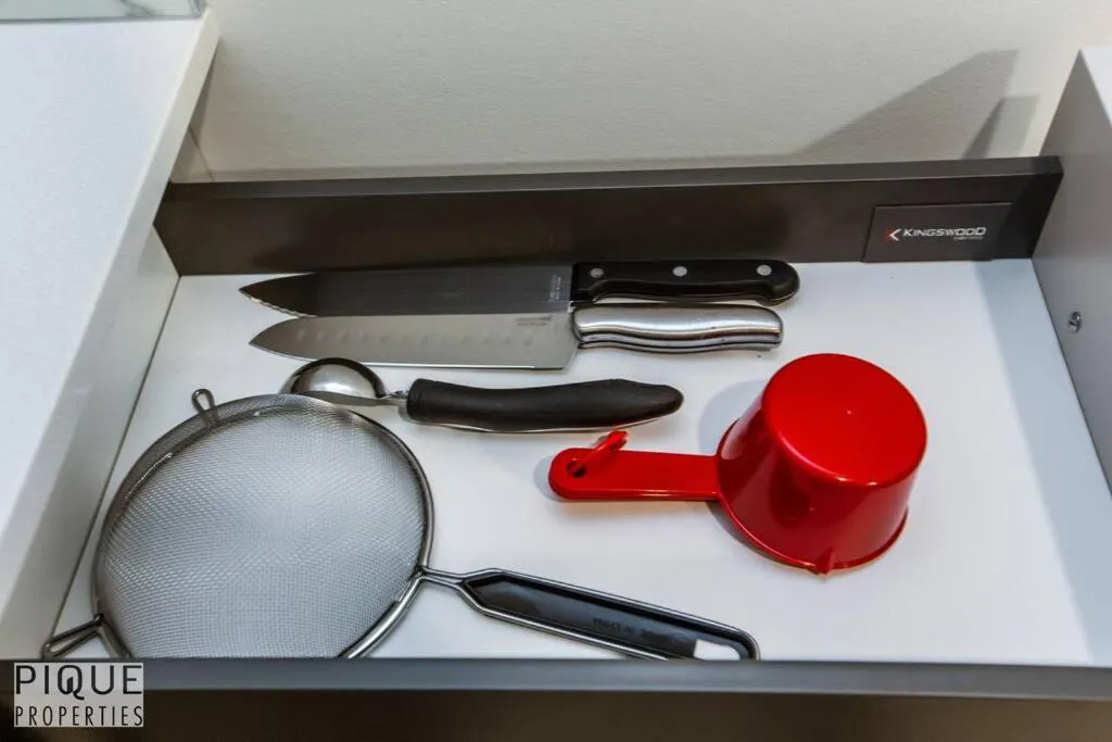 *NEW* Modern Suite King Bed! Netflix! Sleeps 4!