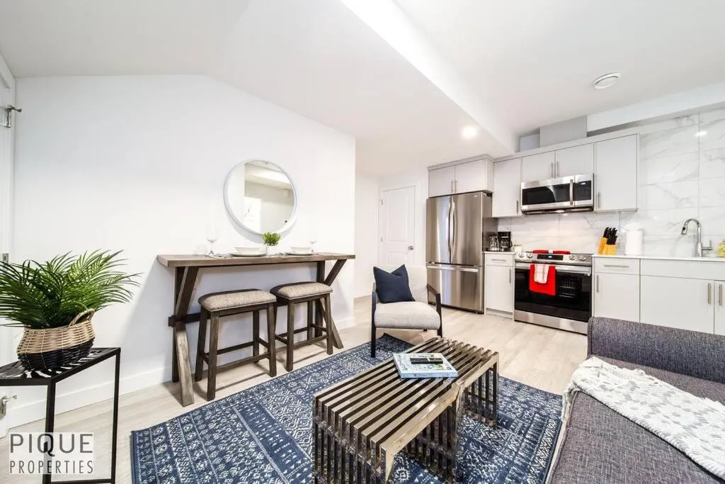 *NEW* Modern Suite King Bed! Netflix! Sleeps 4!