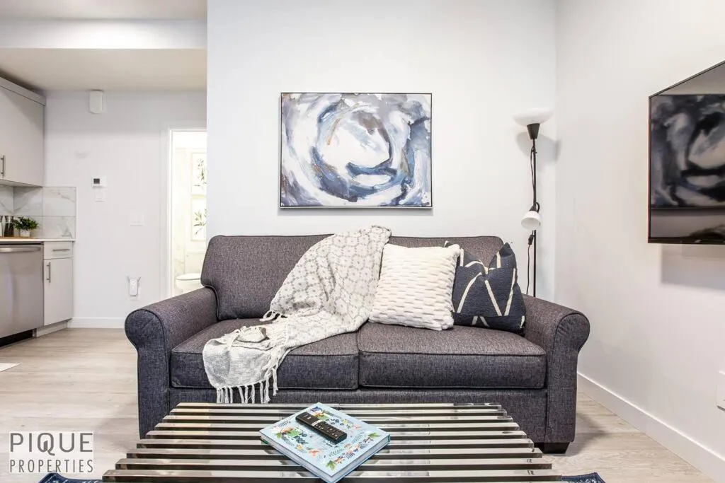 *NEW* Modern Suite King Bed! Netflix! Sleeps 4!