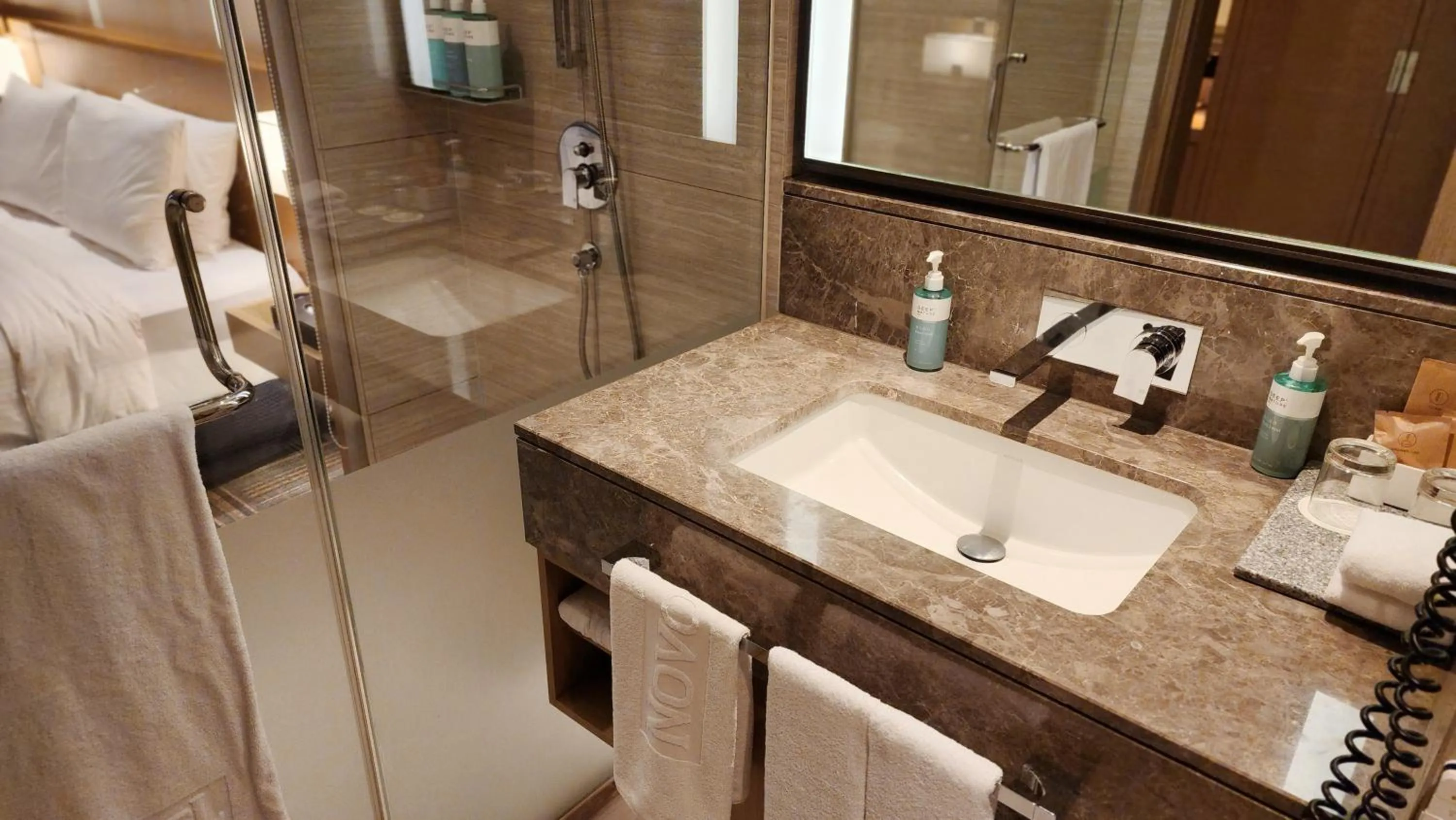 Shower in Novotel Ambassador Seoul Gangnam