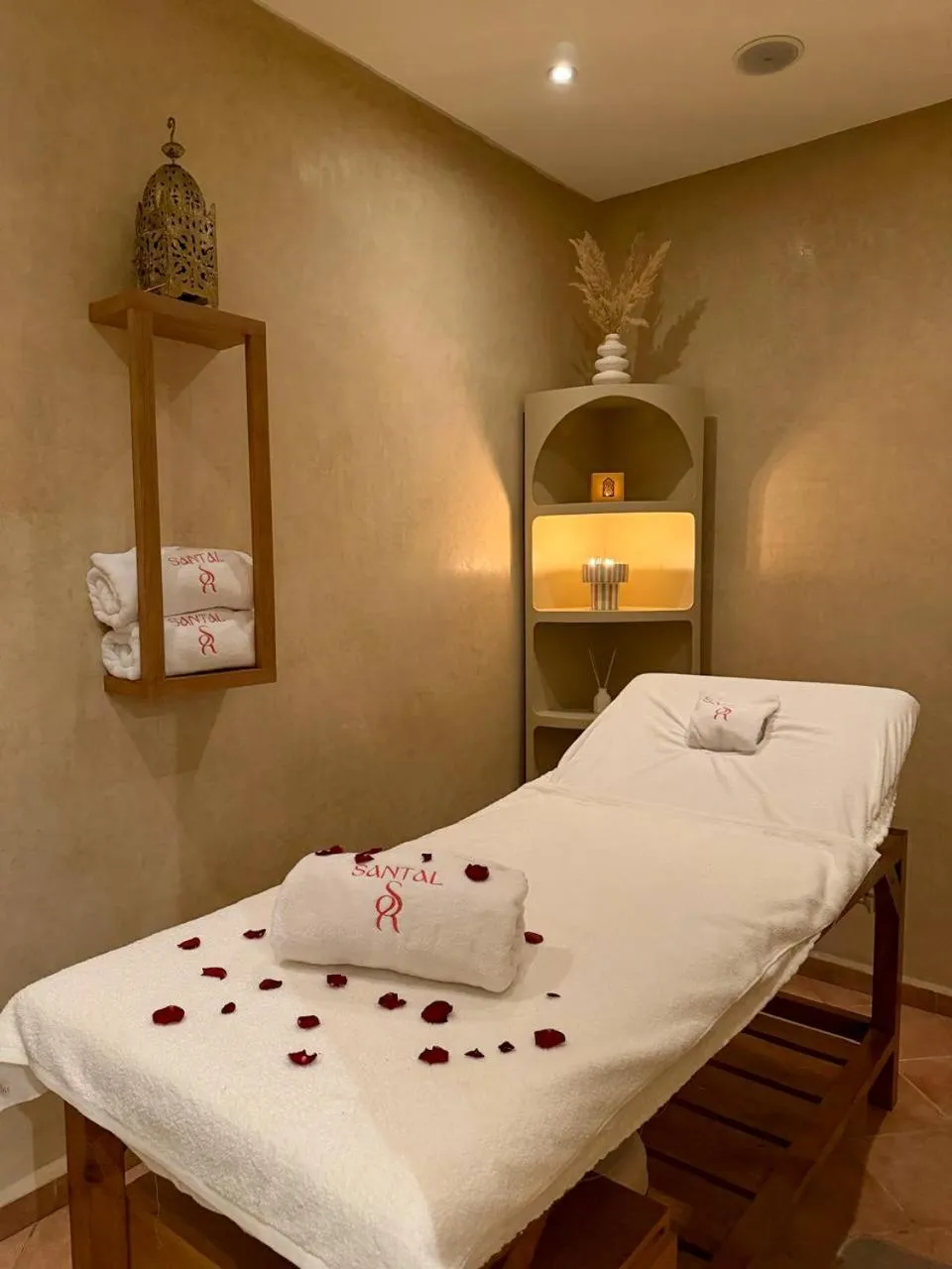 Hot Tub, Bed in Intouriste Hôtel & Suites