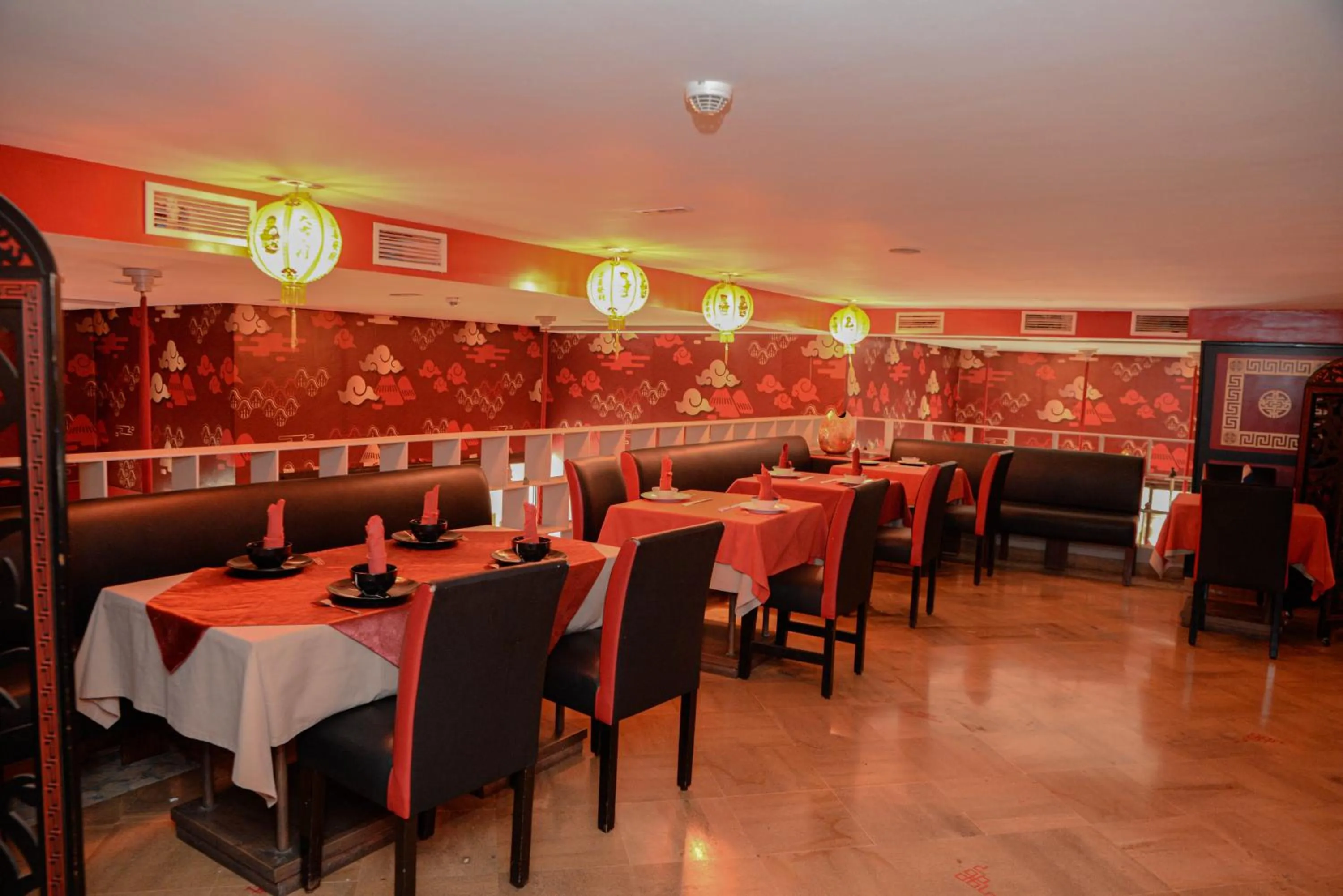 Restaurant/places to eat in Intouriste Hôtel & Suites