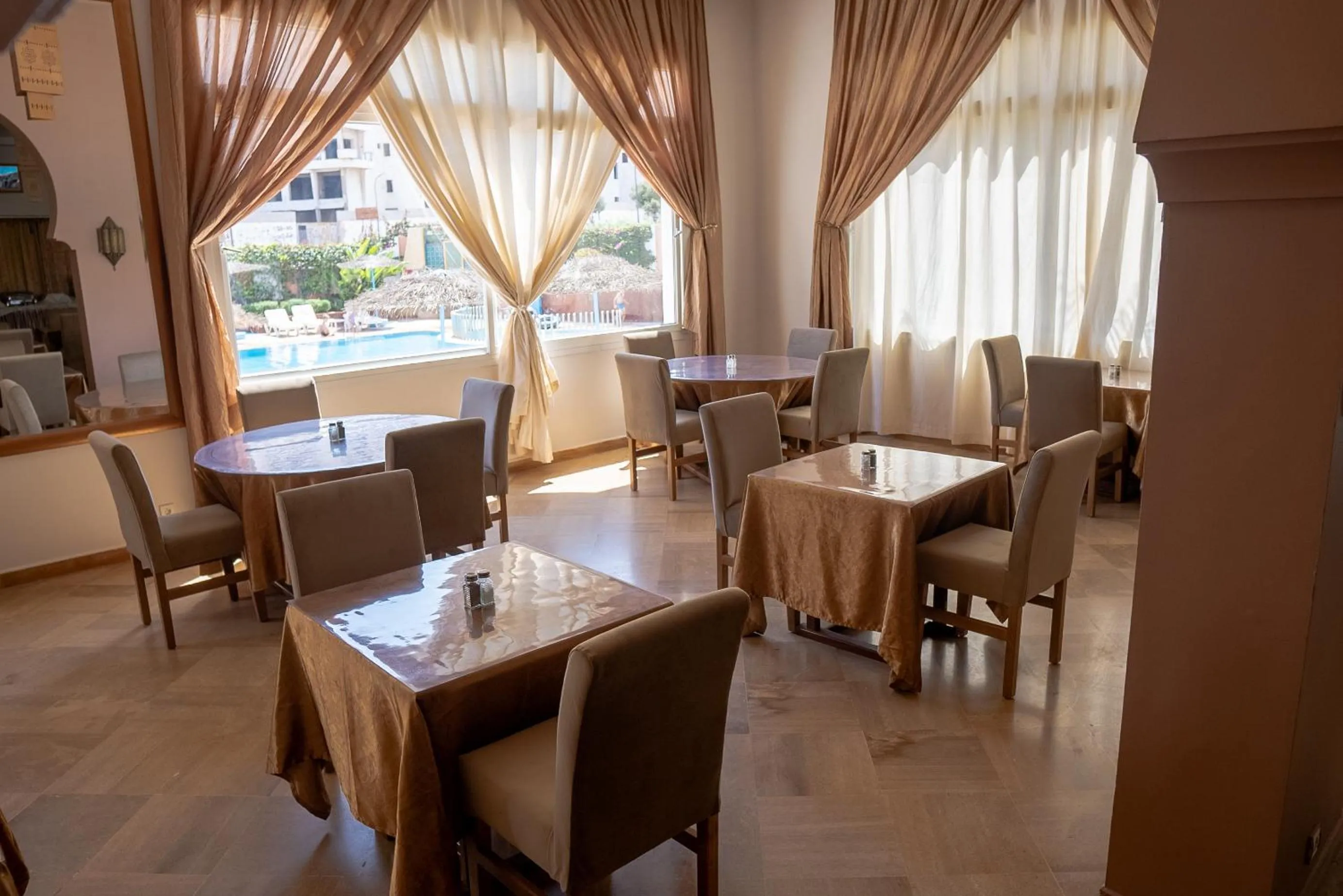 Restaurant/places to eat in Intouriste Hôtel & Suites