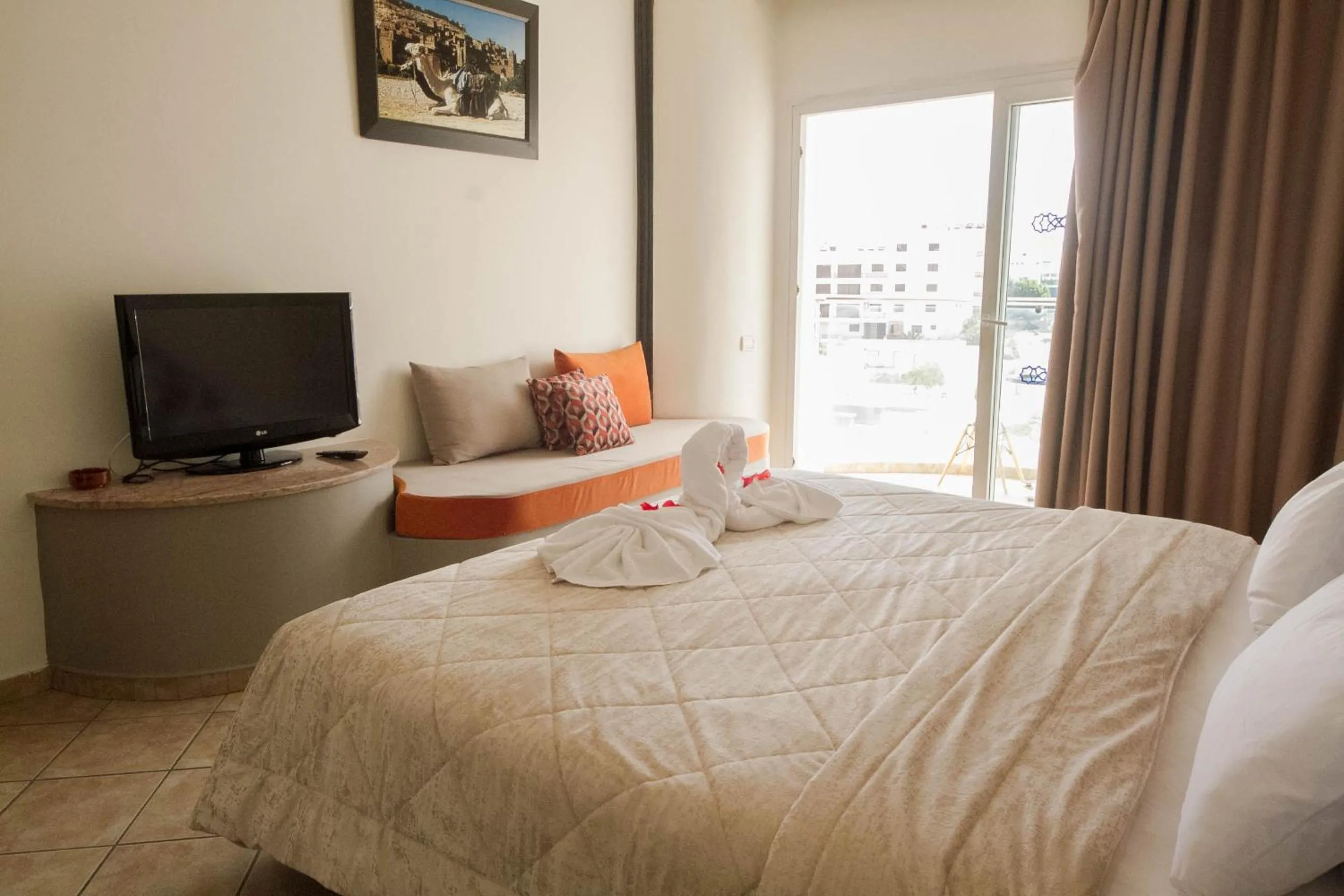 Bed in Intouriste Hôtel & Suites