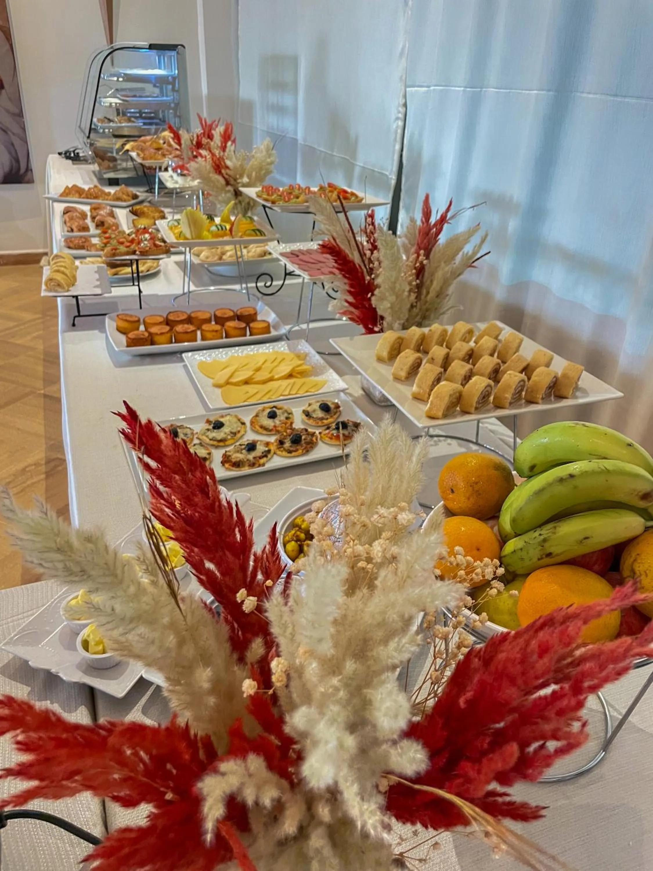 Breakfast in Intouriste Hôtel & Suites