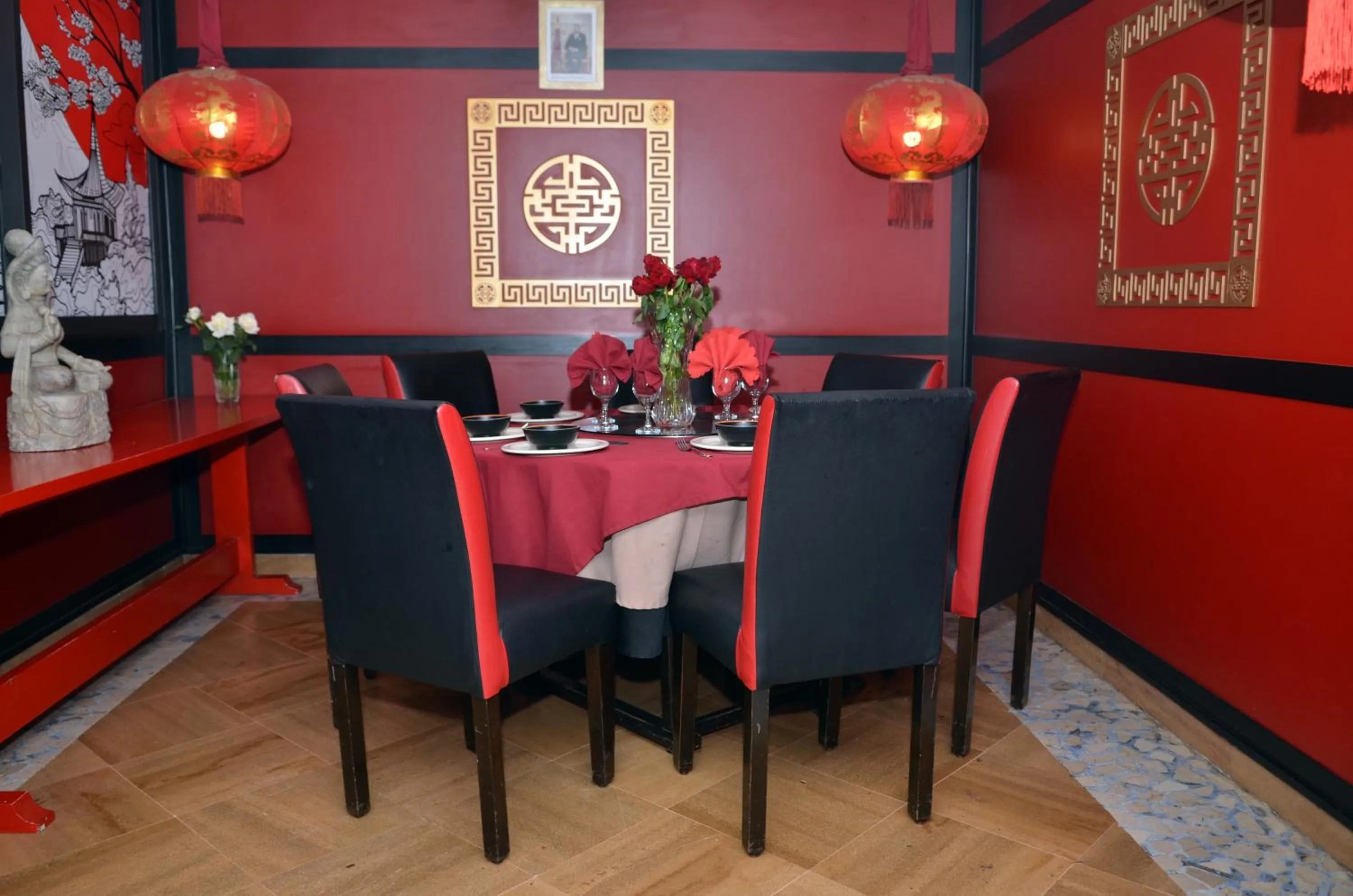 Restaurant/places to eat in Intouriste Hôtel & Suites