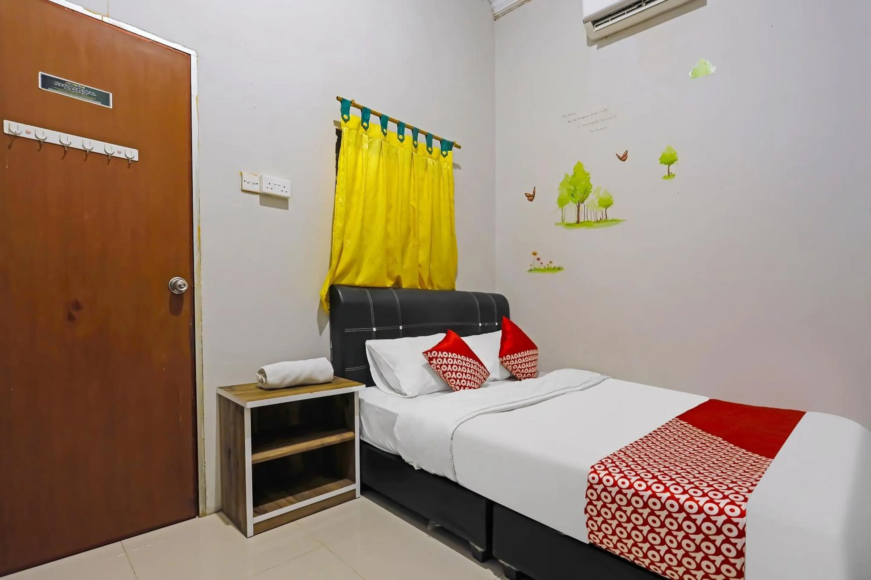 Bedroom, Bed in Hotel O Hasan House Syariah 2NearVihara Budhi Bhakti