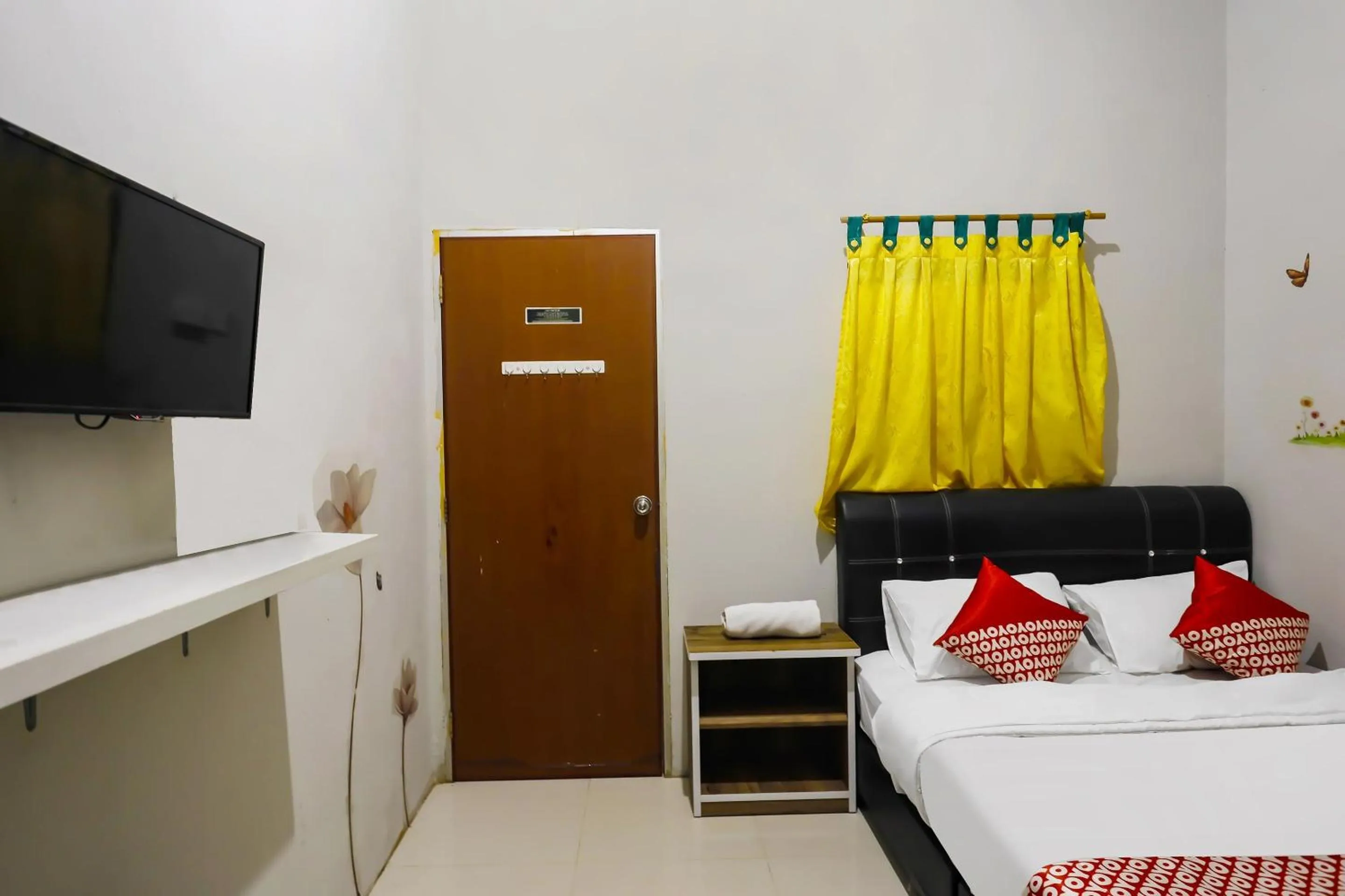 Bedroom, Bed in Hotel O Hasan House Syariah 2NearVihara Budhi Bhakti