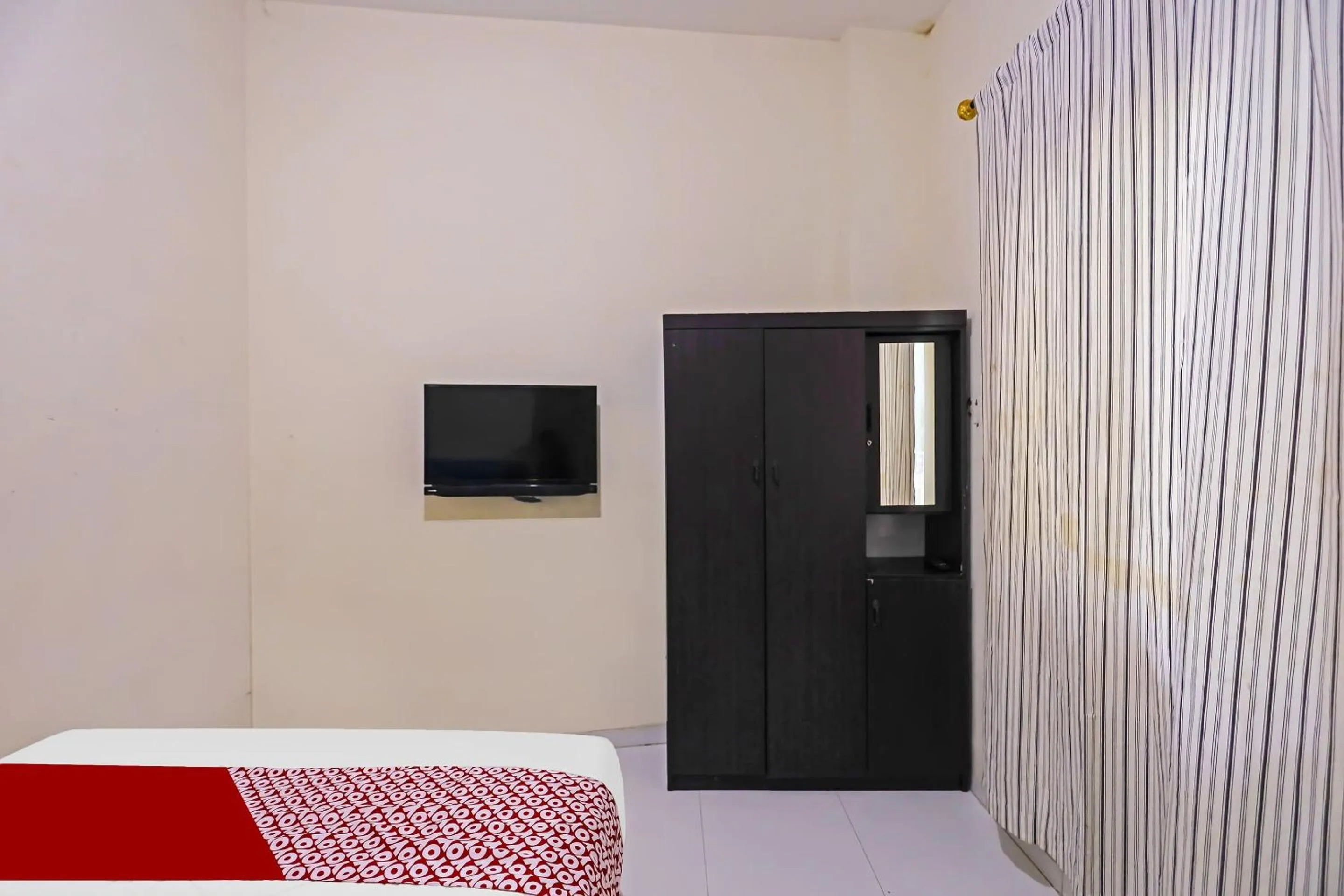 Bedroom, Bed in Hotel O Hasan House Syariah 2NearVihara Budhi Bhakti