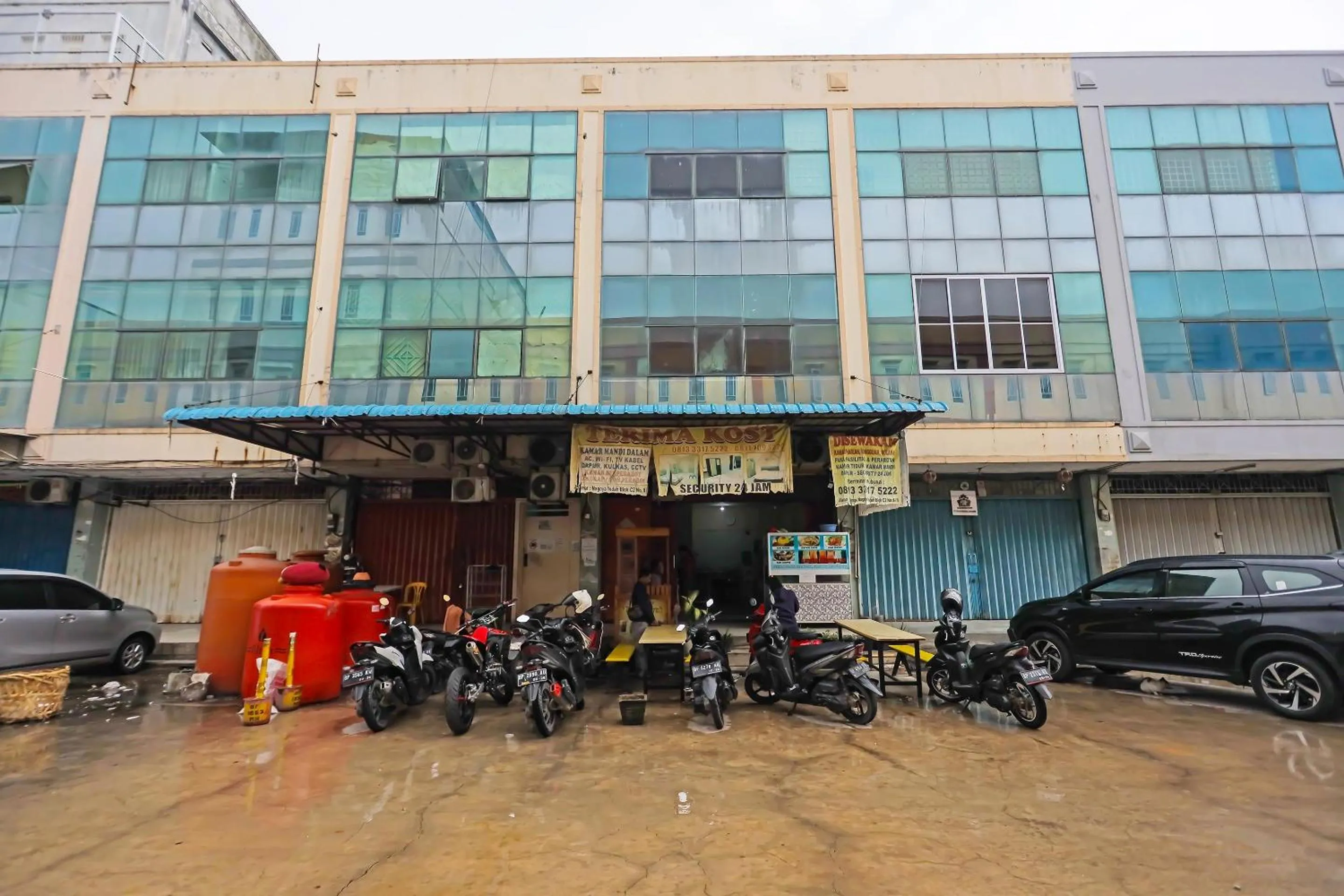 Facade/entrance in Hotel O Hasan House Syariah 2NearVihara Budhi Bhakti