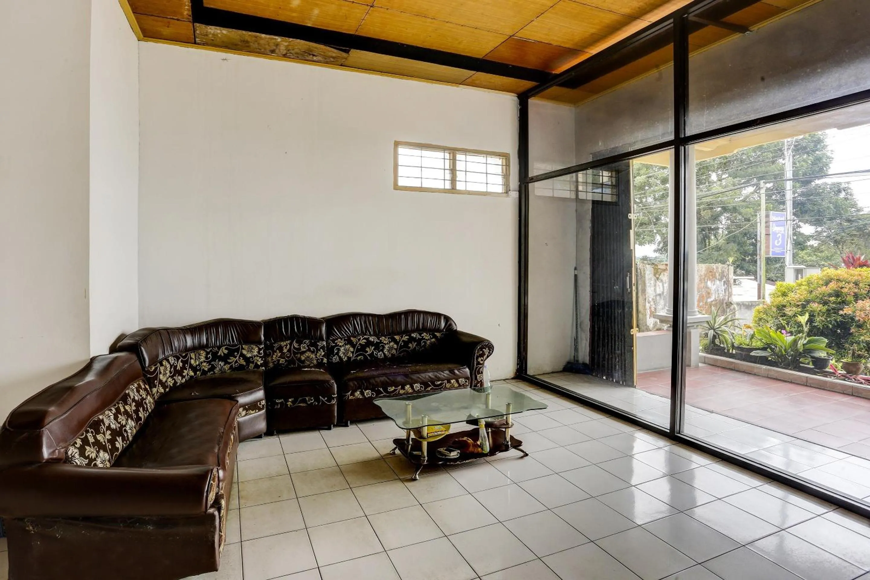 Lobby or reception in Hotel O Penginapan Aina Syariah