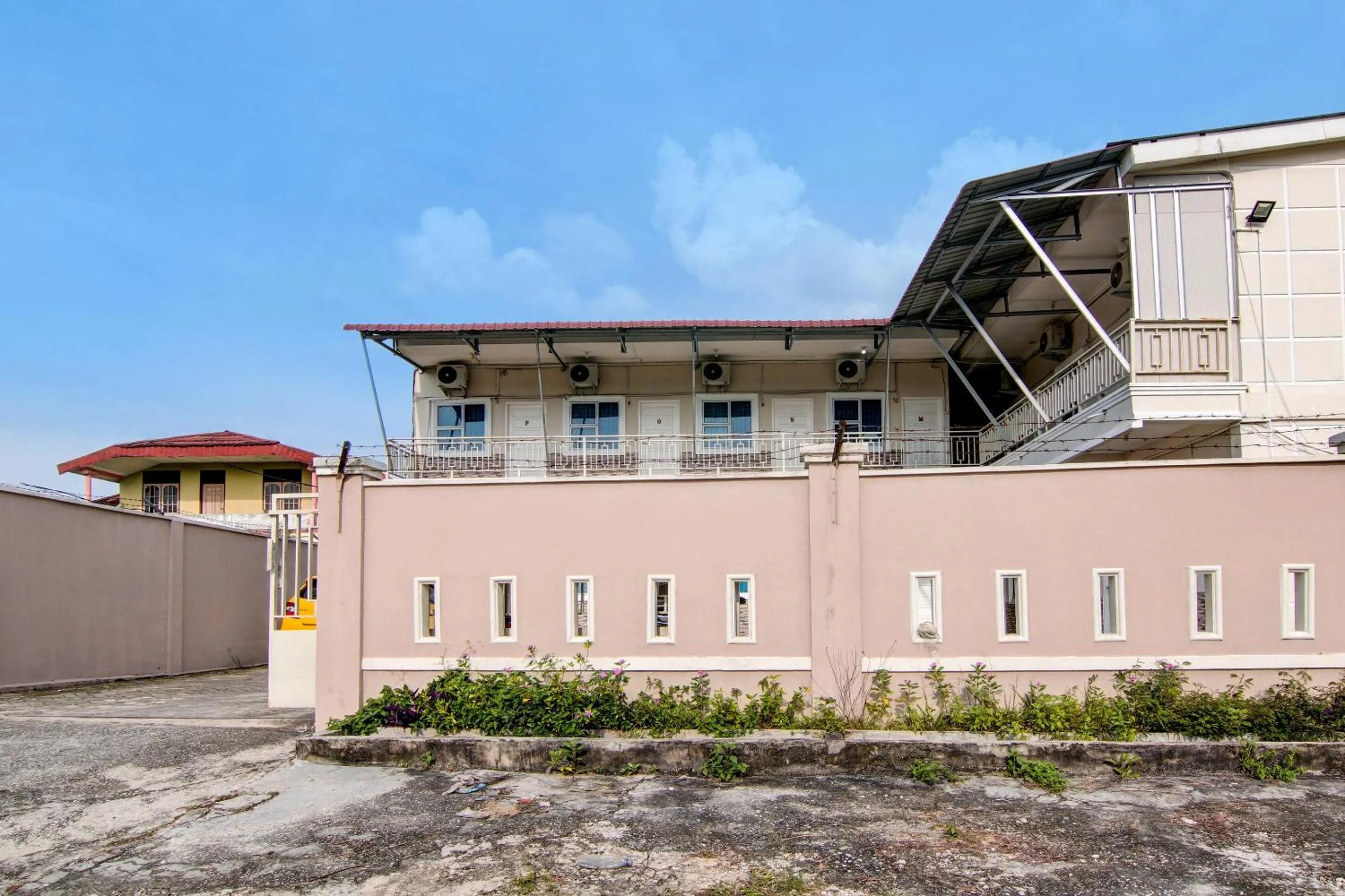 Facade/entrance in Hotel O Putri Homestay Syariah Near SPBU 14.282.694 (Air Hitam)