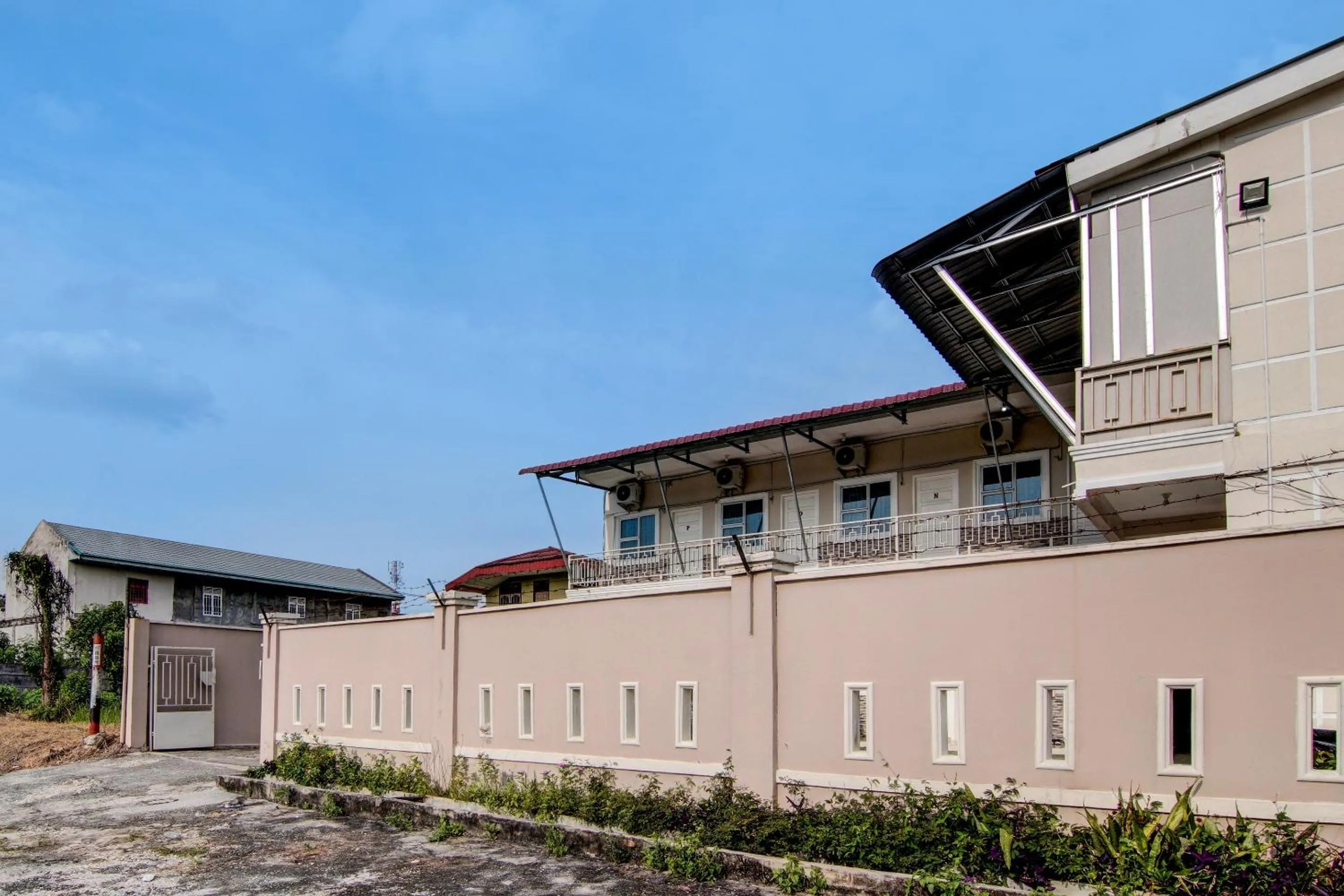 Facade/entrance in Hotel O Putri Homestay Syariah Near SPBU 14.282.694 (Air Hitam)