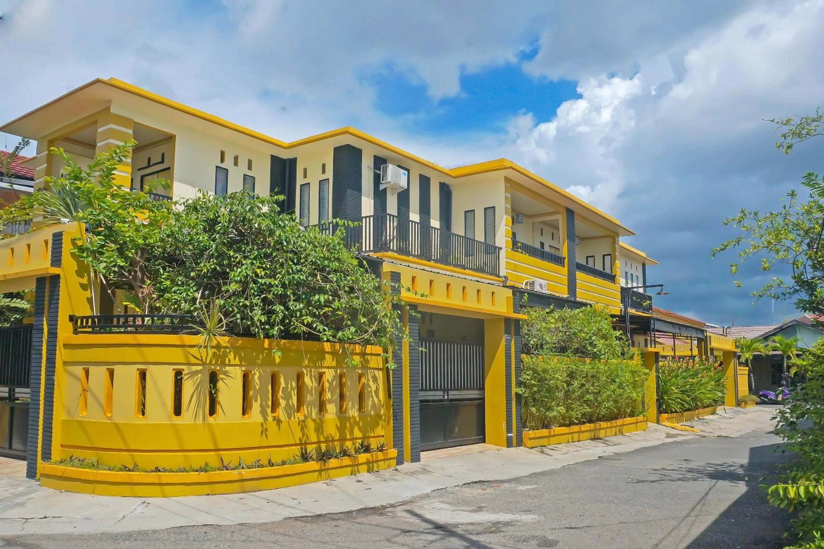 Facade/entrance in Hotel O Azeela Kost Syariah