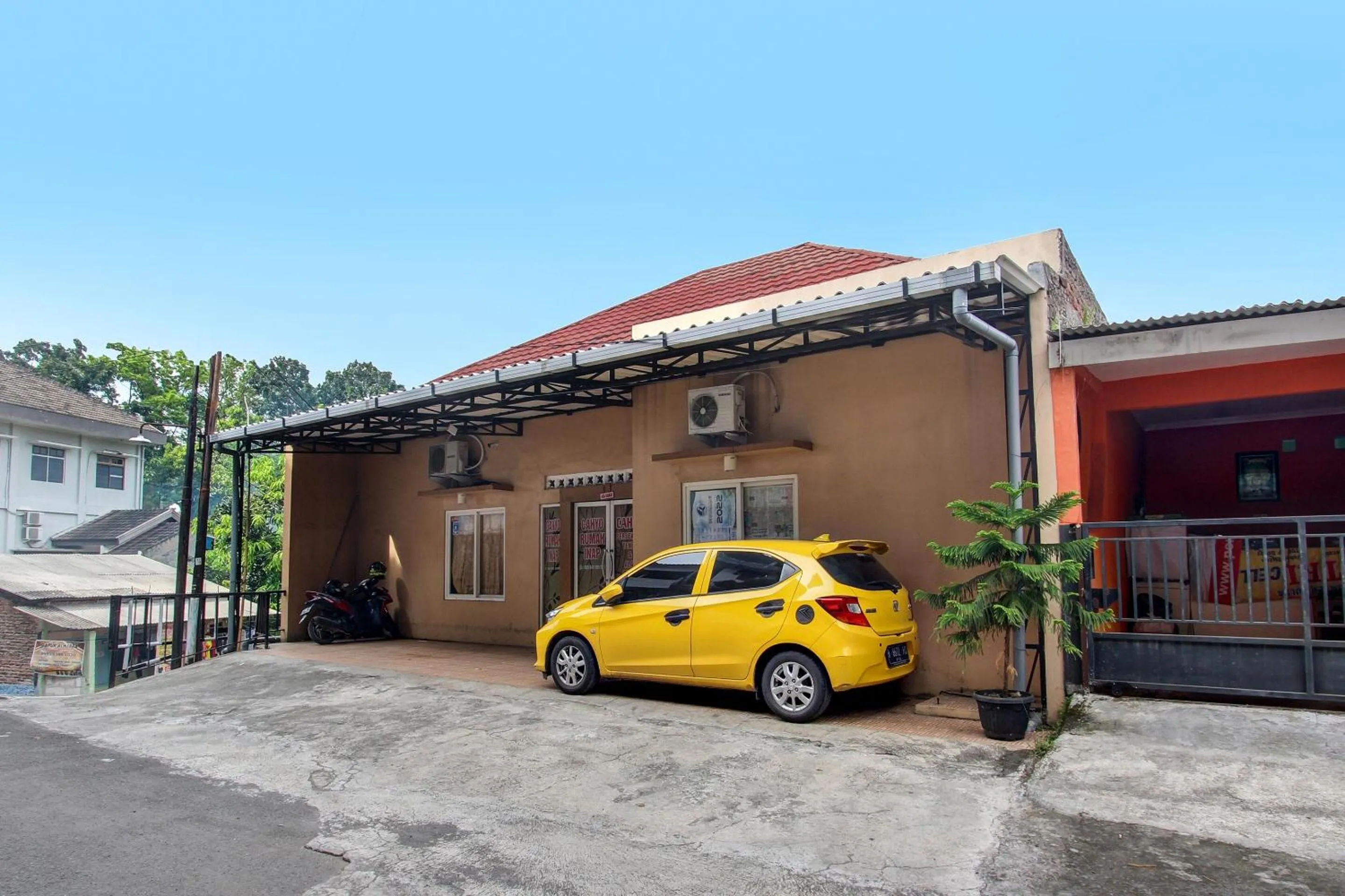 Facade/entrance in OYO 92459 Cahyo Kost 2