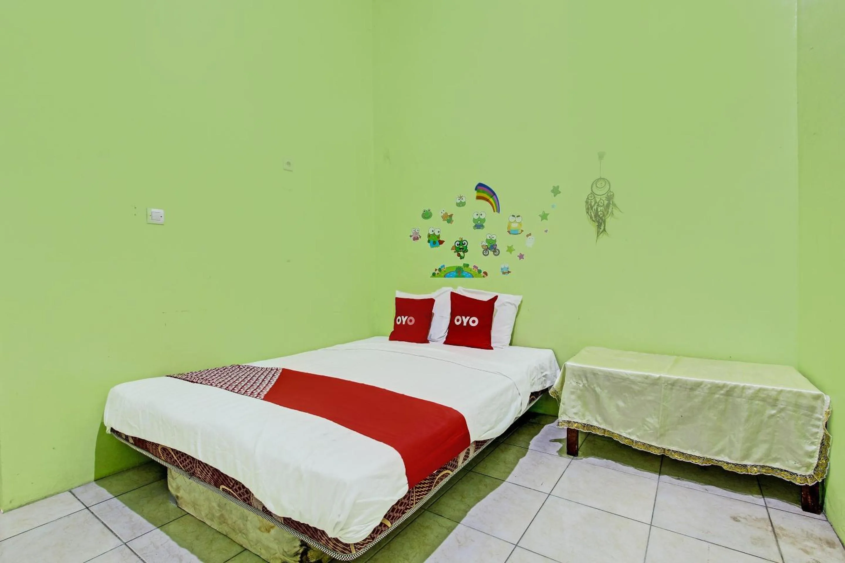 Bedroom, Bed in Hotel O Cahyo Kost 1