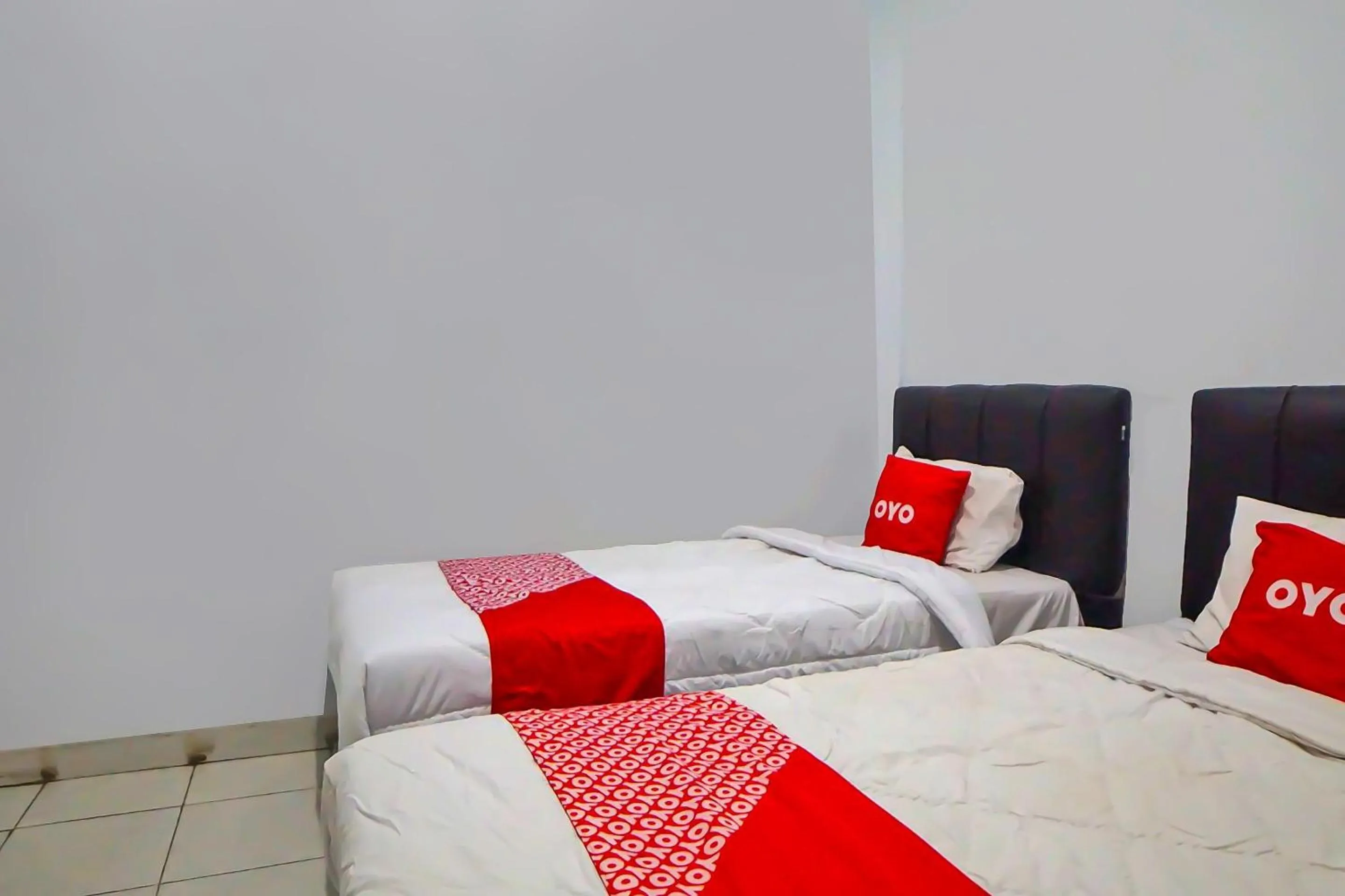 Bedroom in OYO 92463 Deli Hotel Medan