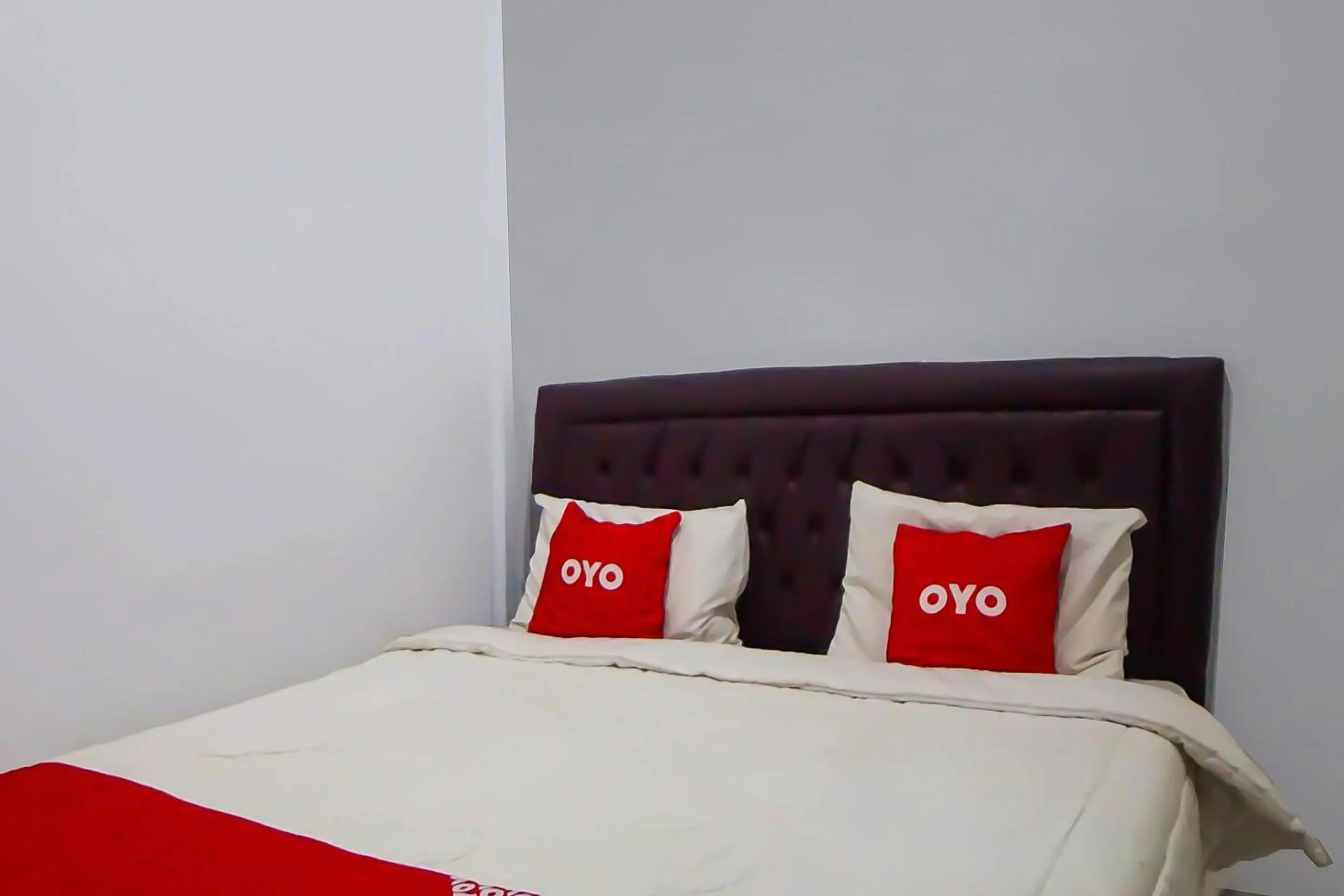 Bedroom in OYO 92463 Deli Hotel Medan