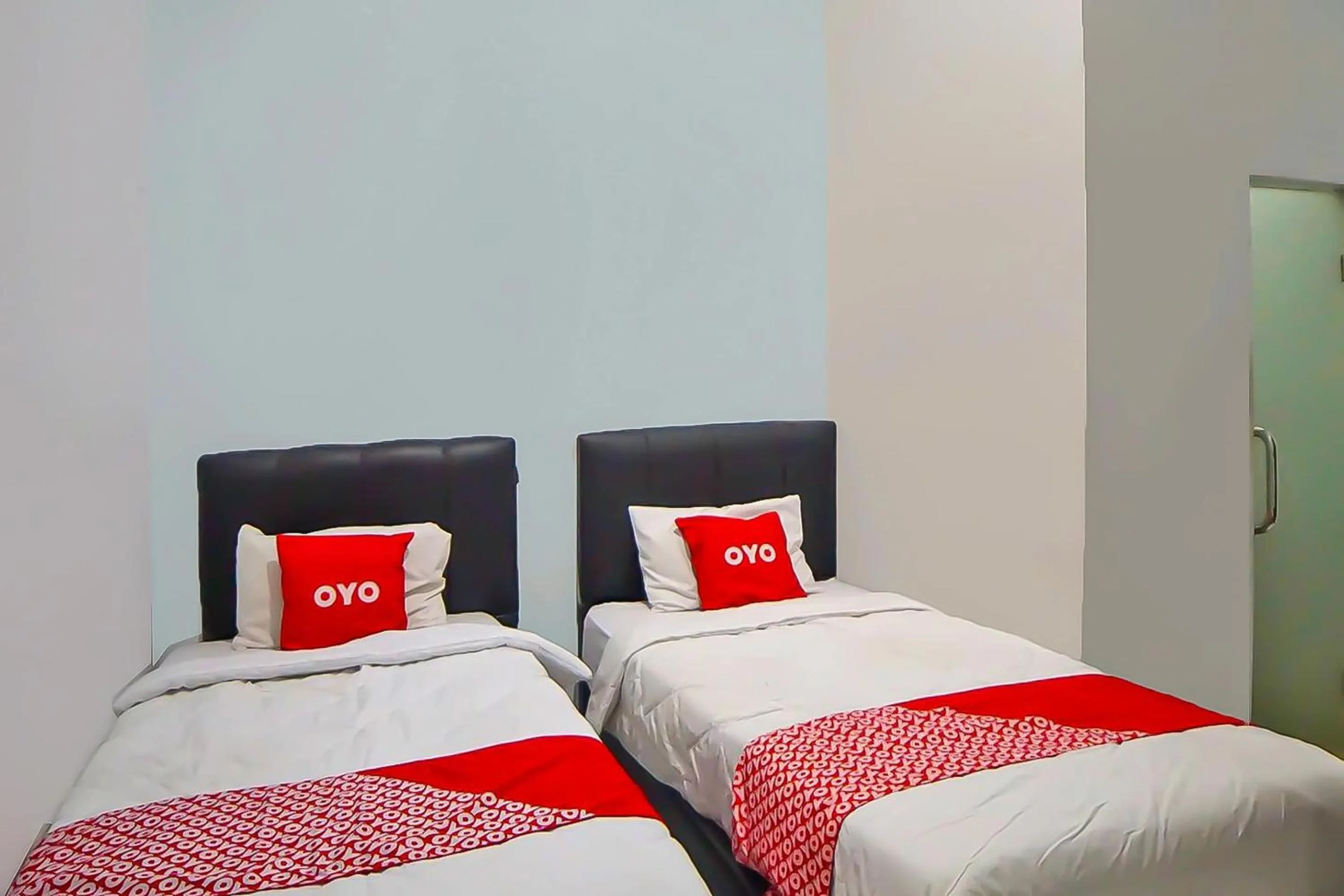 Bedroom in OYO 92463 Deli Hotel Medan