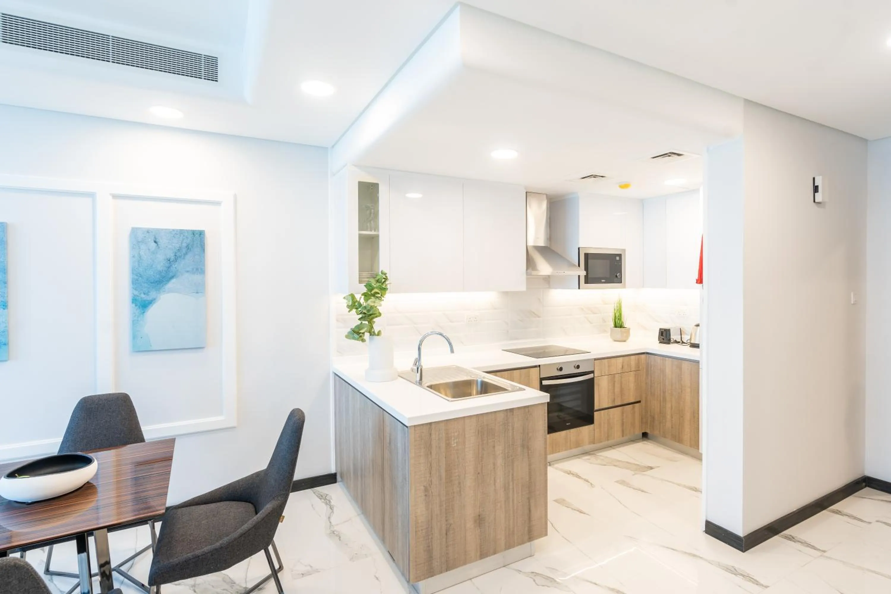 Kitchen or kitchenette in S Plaza Suites Hotel