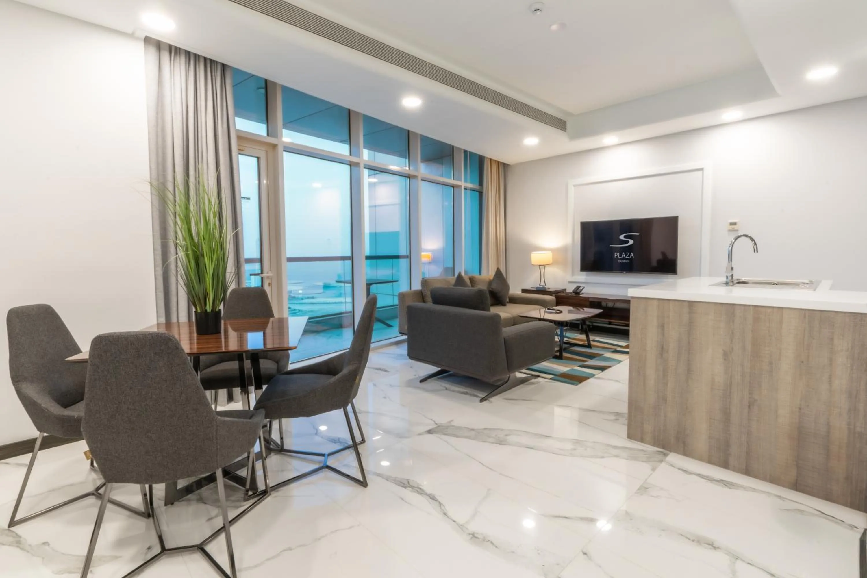 Living room in S Plaza Suites Hotel