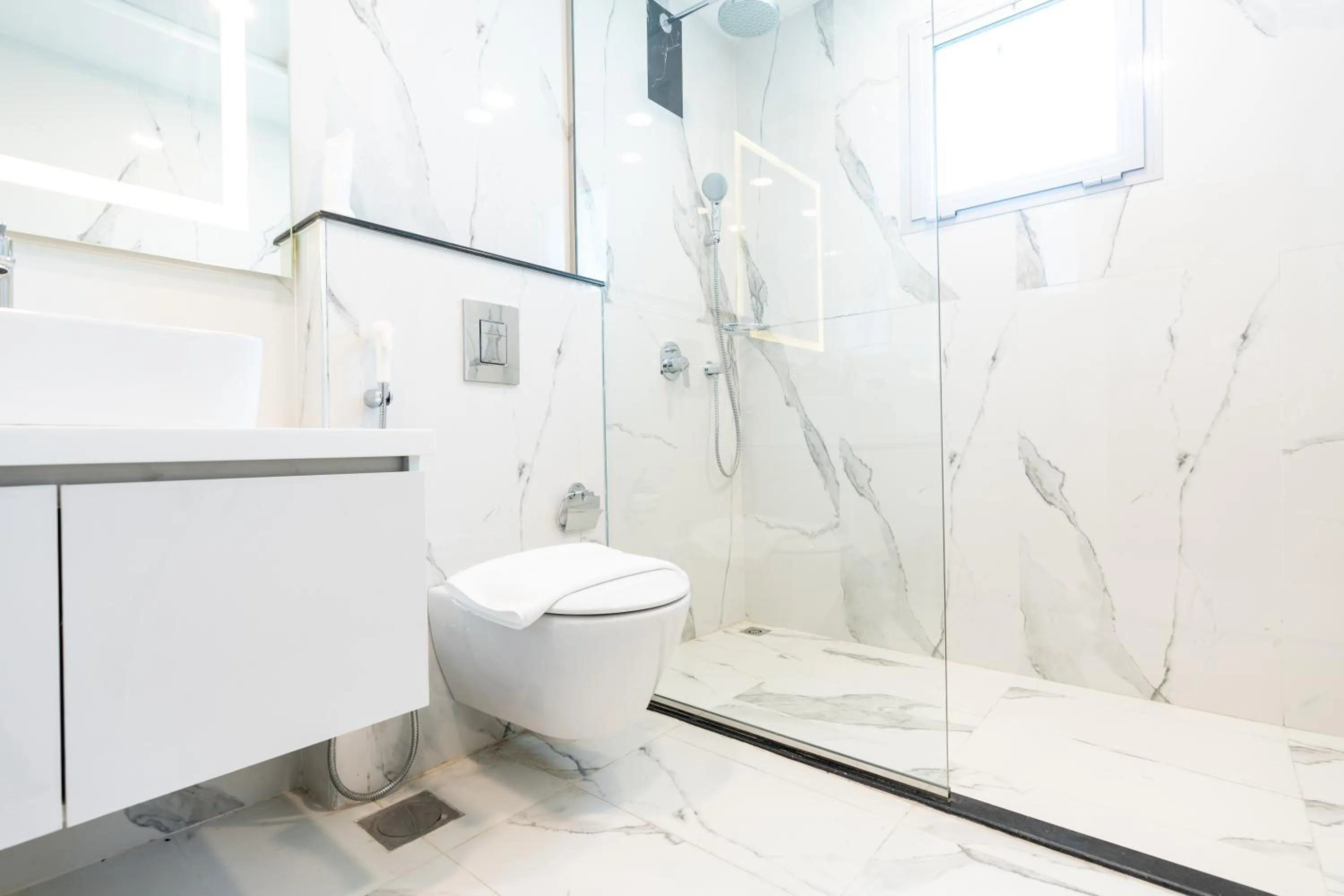 Bathroom in S Plaza Suites Hotel