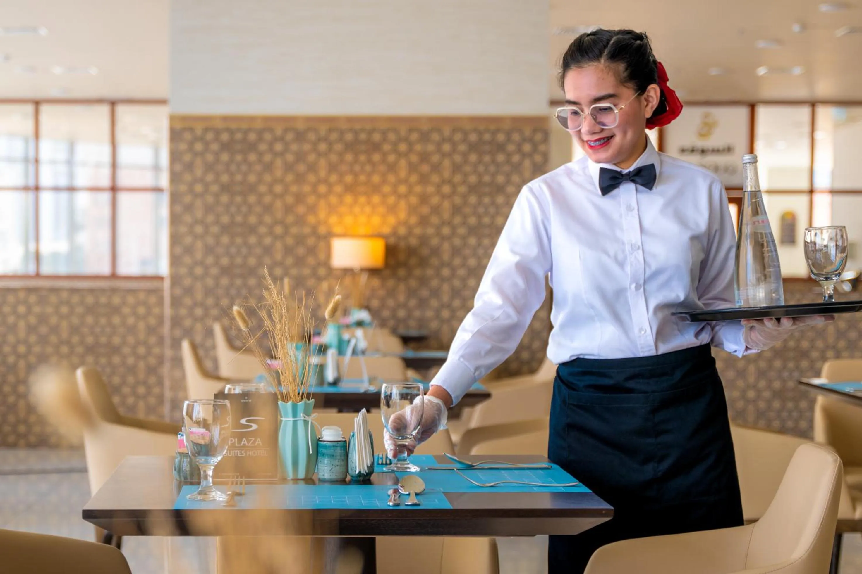 Restaurant/places to eat in S Plaza Suites Hotel