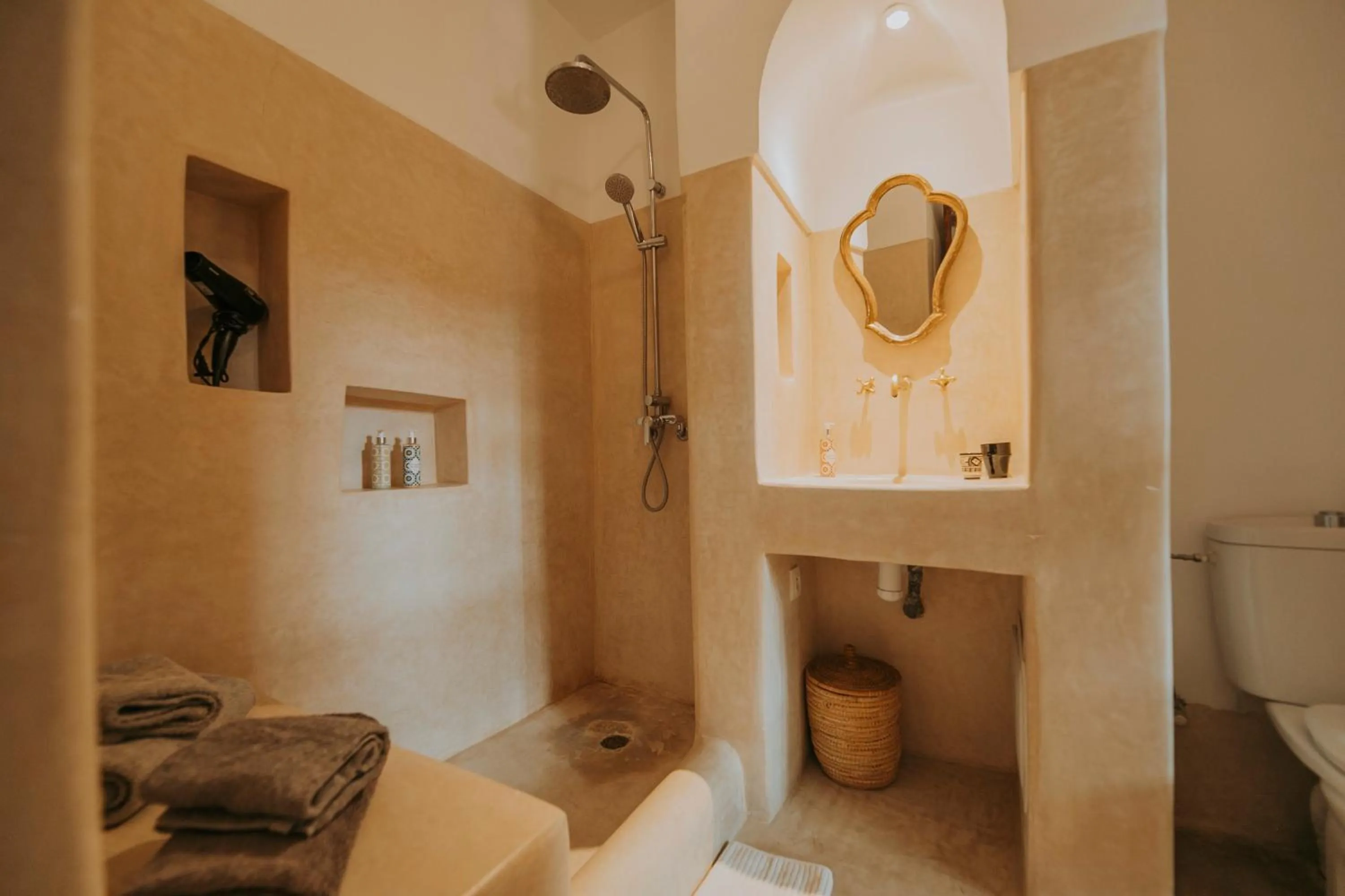 Shower in Riad Djebel